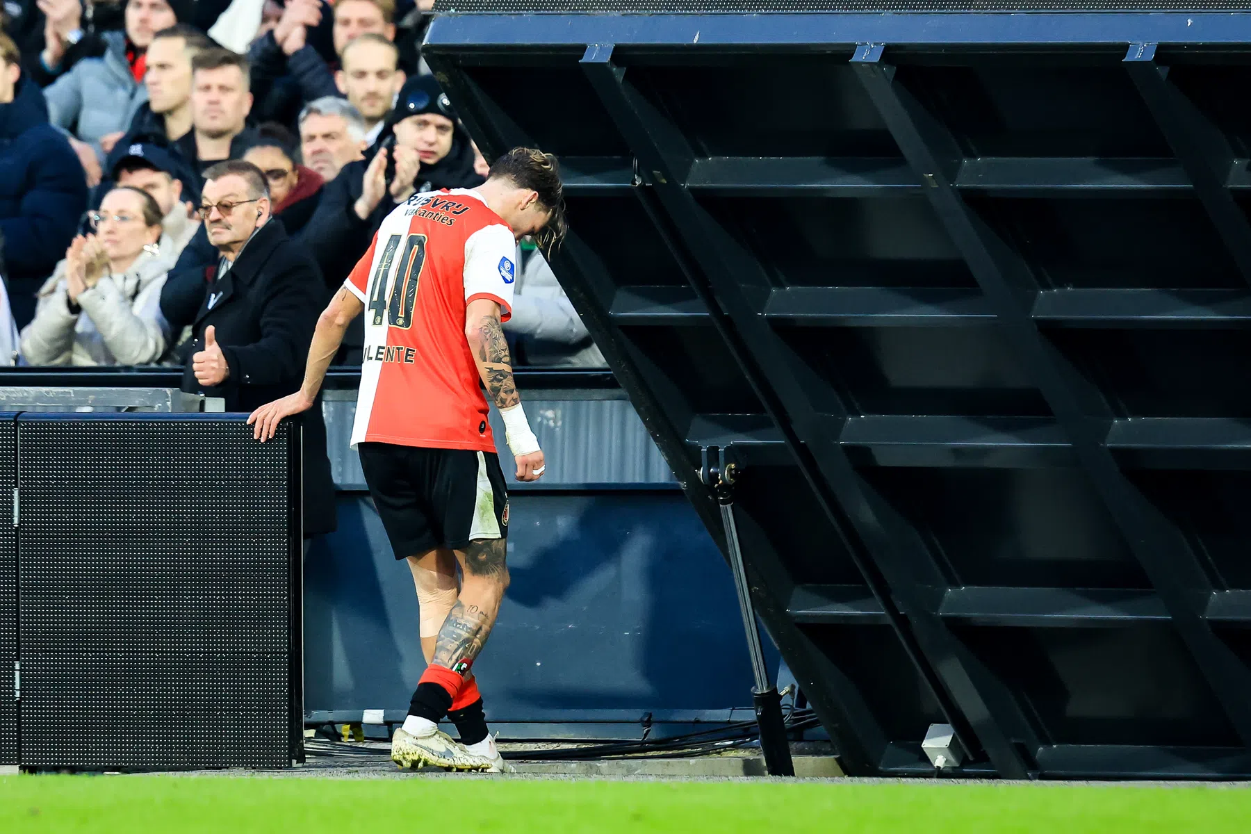 Van Polen kraakt Valente na rode kaart: 'Echt een heel dom moment'