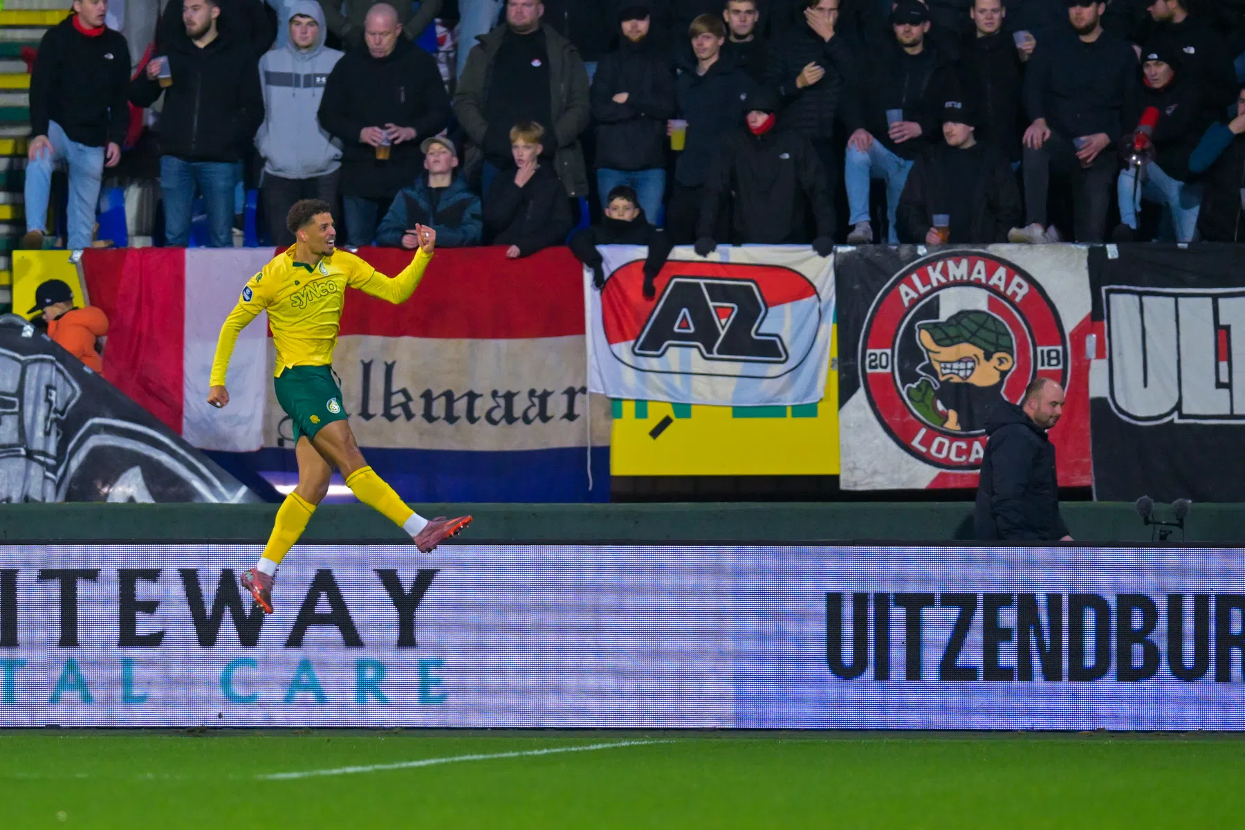Doelpuntenregen en benauwde laatste seconden: Fortuna verrast met zege op AZ