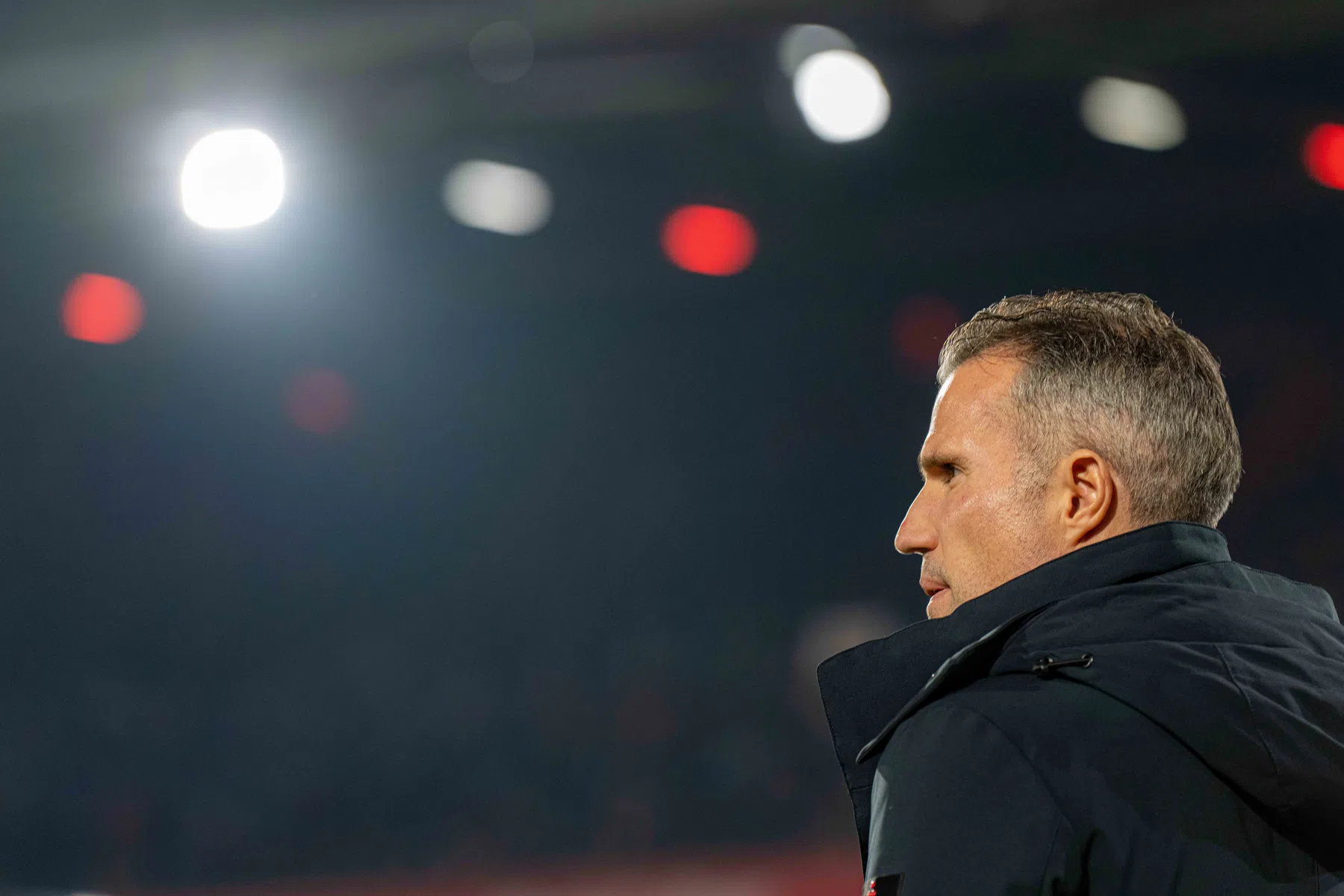 Van Persie kiest tegen Twente voor Plug als linksback