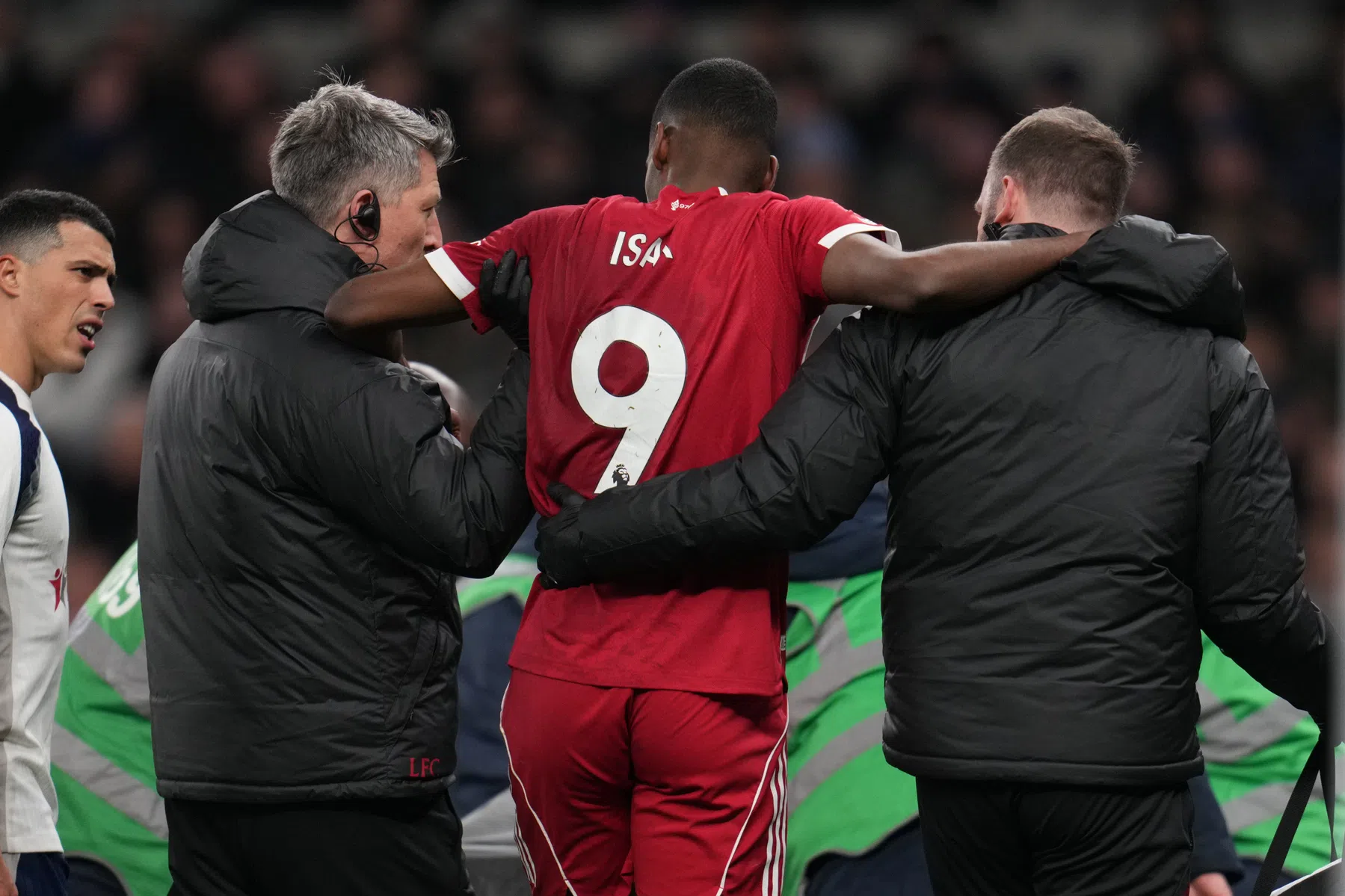 Nachtmerrie voor Isak: Liverpool-spits geopereerd aan kuitbeenbreuk