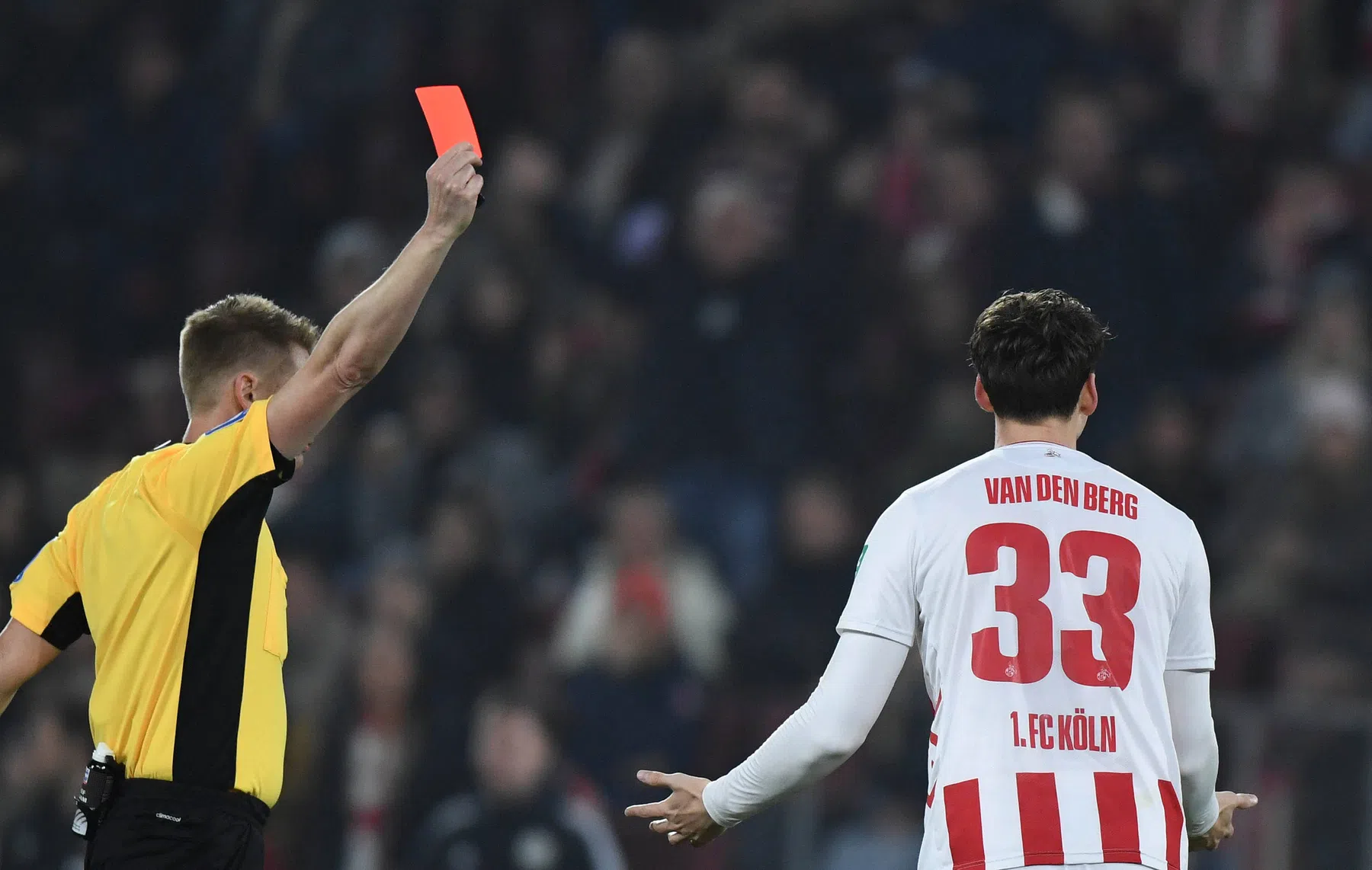Rav van den Berg kent zijn straf voor zeer opmerkelijke rode kaart