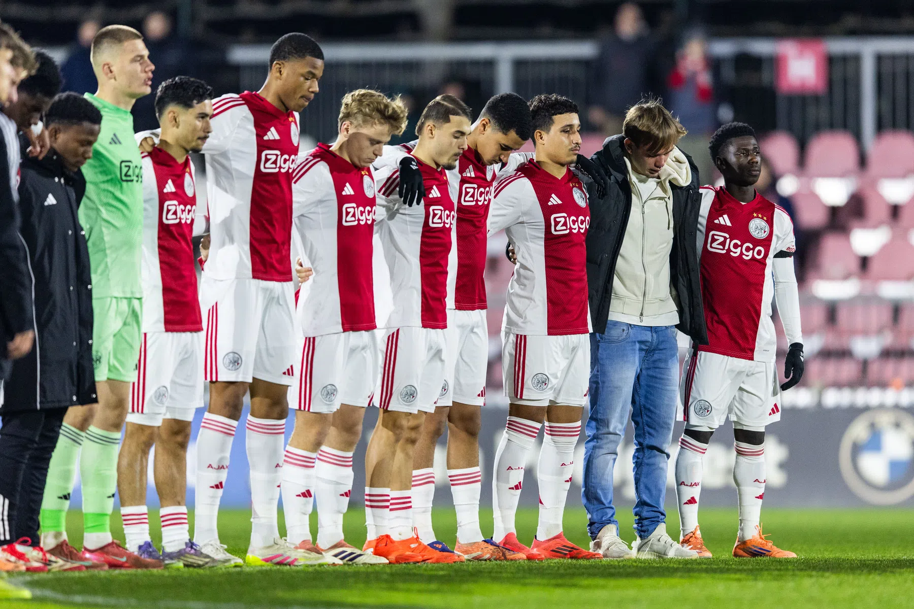 Jong Ajax-aanvoerder Chourak: 'Hartverscheurend om Mark zo te zien'