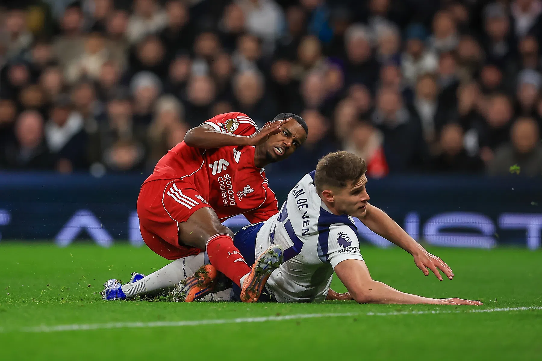 Tackle Van de Ven levert felle discussie op: 'Ik ben verbijsterd'