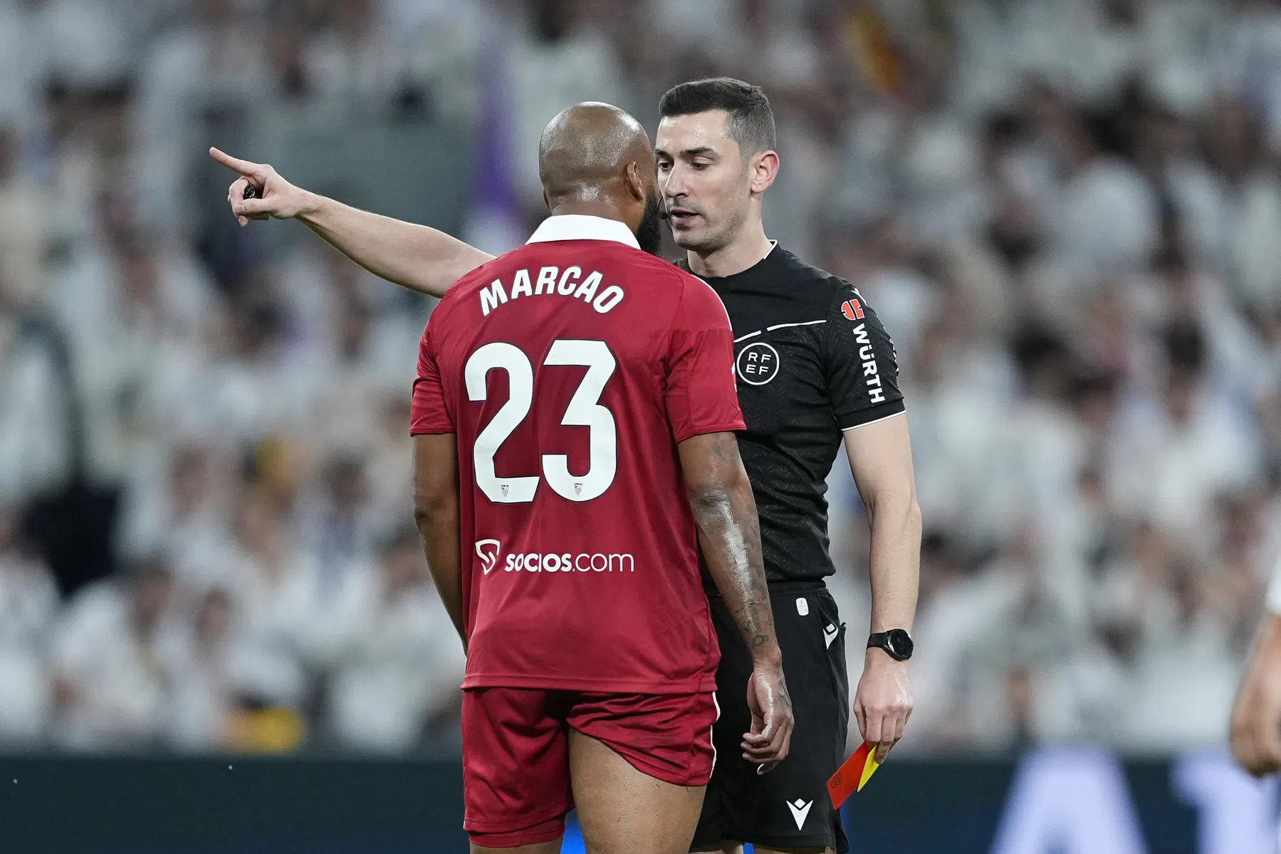 Sevilla-verdediger krijgt zes duels schorsing na intimiderende belediging