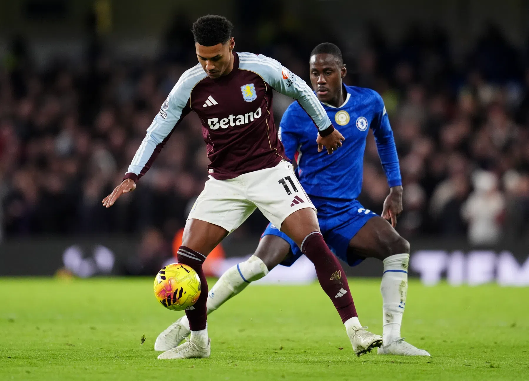 Invaller Watkins bezorgt Aston Villa evenaring van clubrecord na zege bij Chelsea