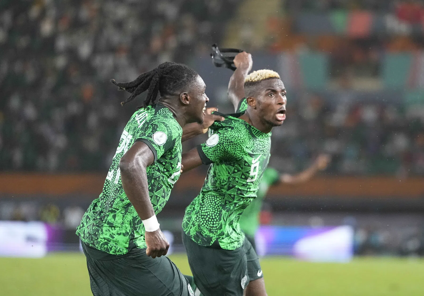 Nigeria overleeft zinderend einde en plaatst zich voor knock-outfase Afrika Cup