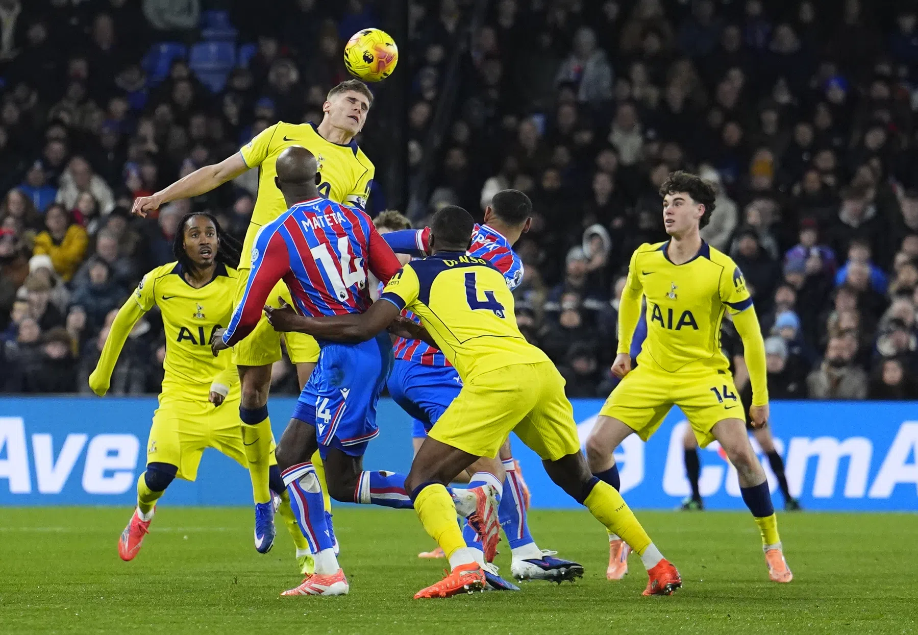 Aanvoerder Van de Ven met Spurs naar belangrijke zege op stadsgenoot