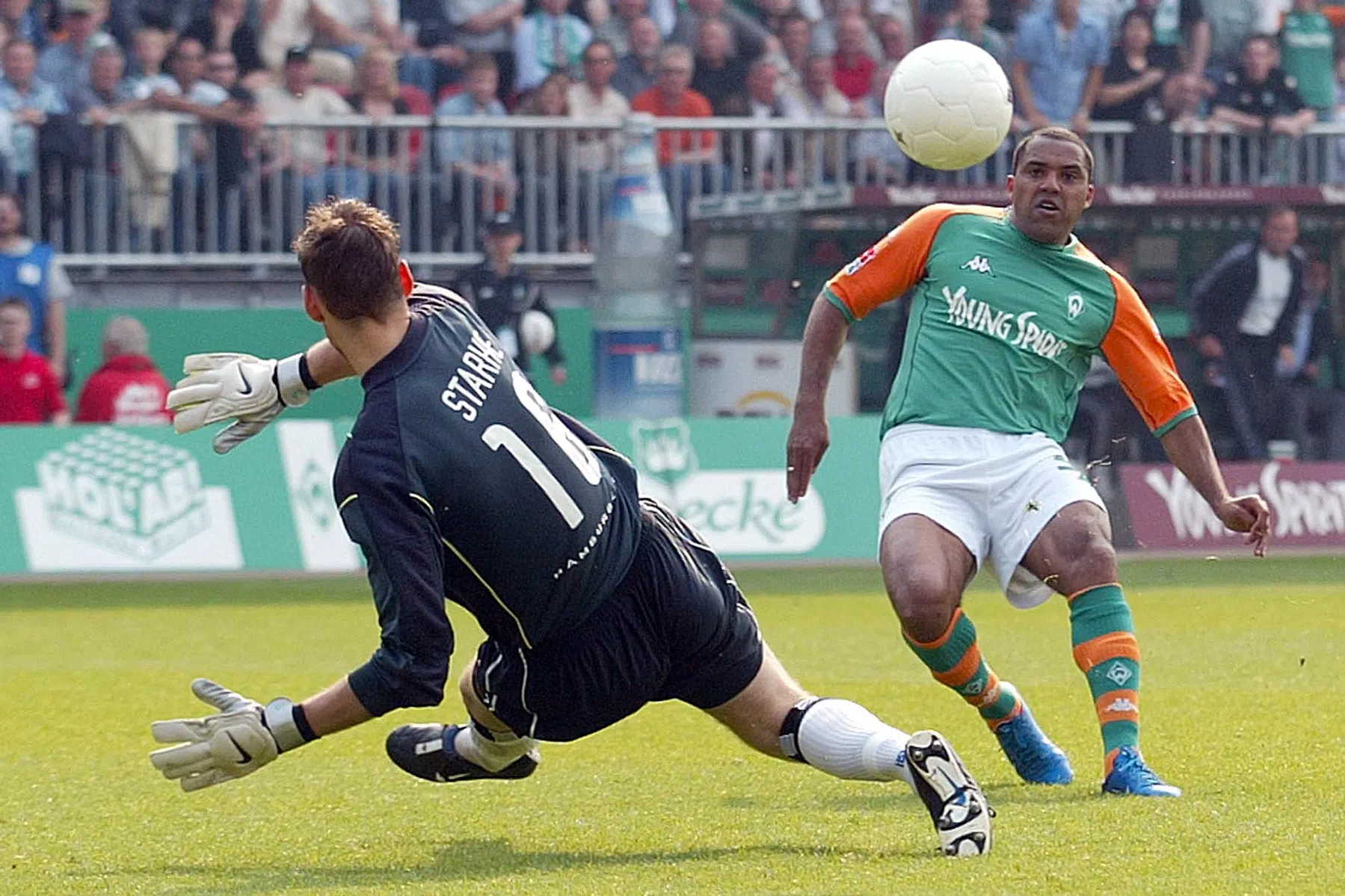 Bundesliga-topscorer Ailton koopt na 21 jaar zijn topscorerstrofee terug