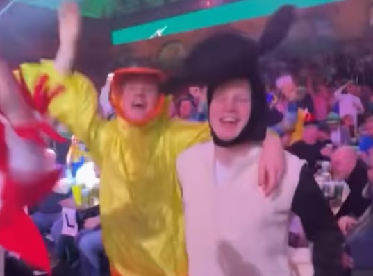 Beestenboel in Ally Pally: Kees Smit aandachtig toeschouwer bij WK Darts