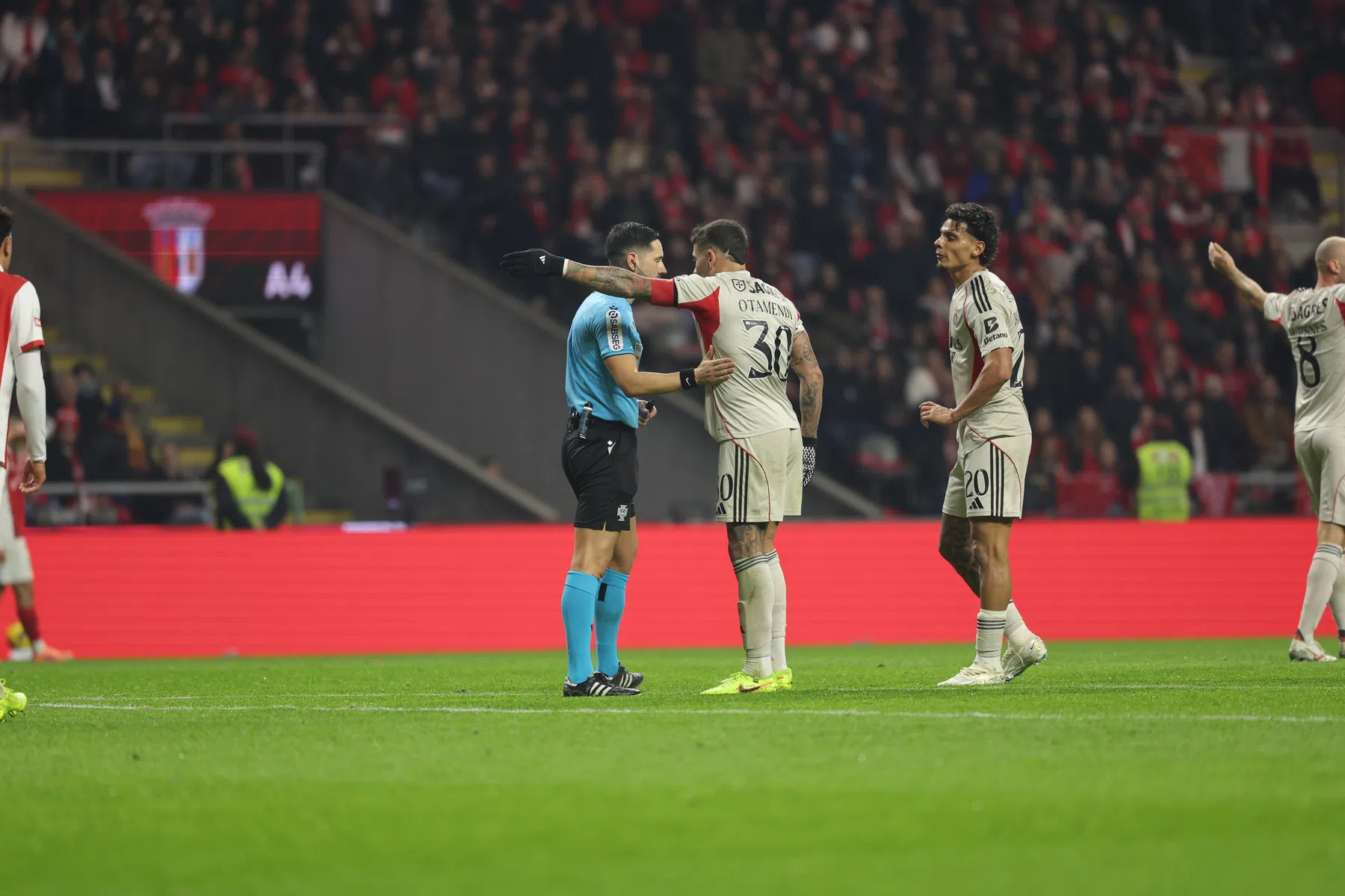 Benfica én Braga woest: 'We moeten kritisch kijken of arbiters wel capabel zijn'
