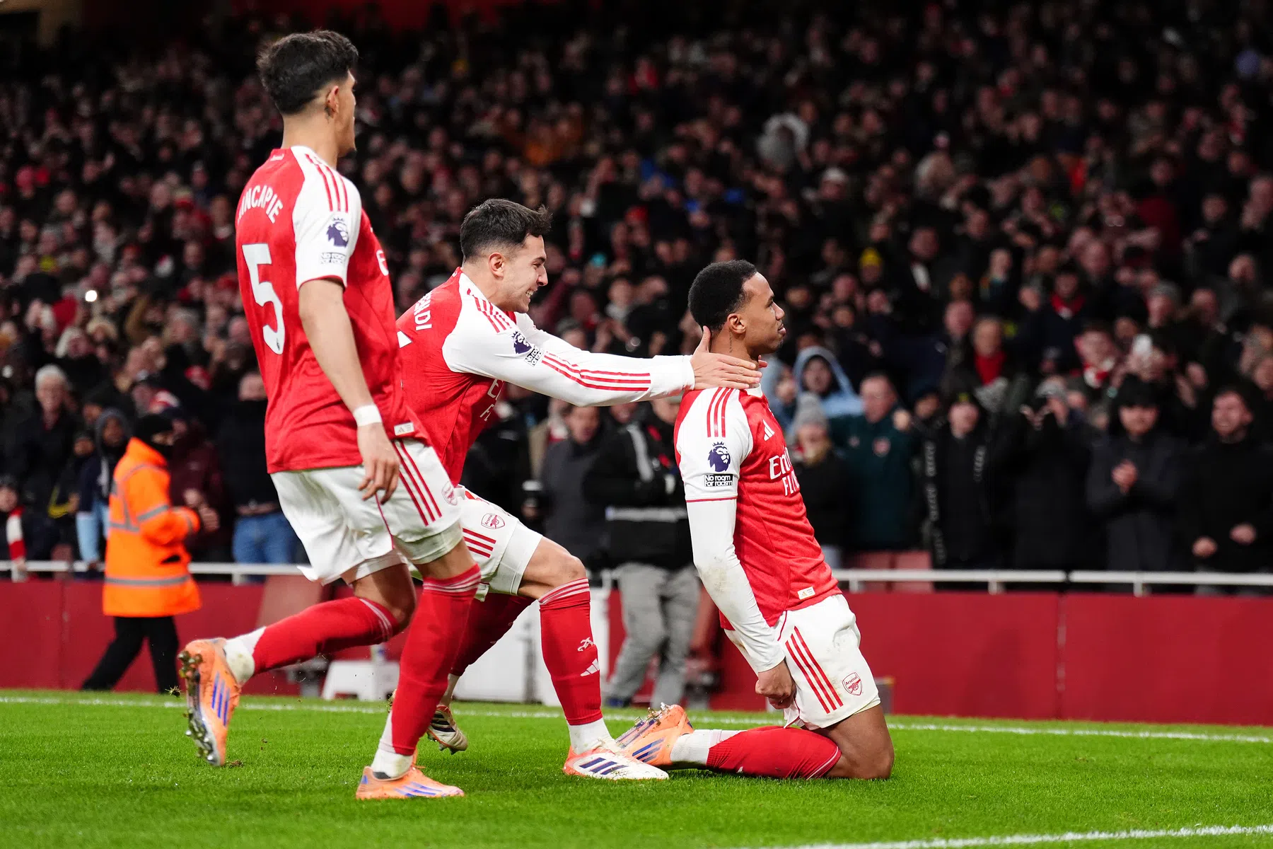 Arsenal sluit 2025 als koploper af na galavoorstelling tegen Aston Villa