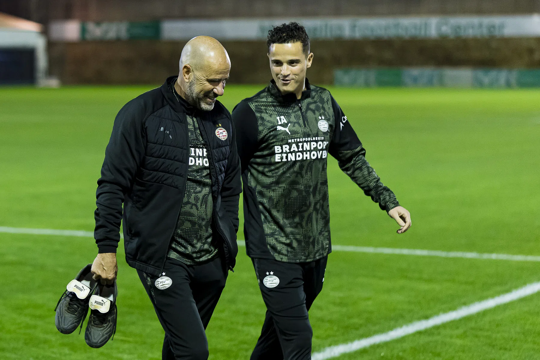 Bosz rekende op vertrek Veerman, nu staat hij (in het donker) op PSV-veld