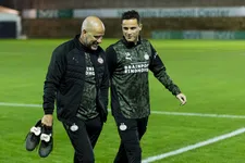 Thumbnail for article: Bosz rekende op vertrek Veerman, nu staat hij (in het donker) op PSV-veld