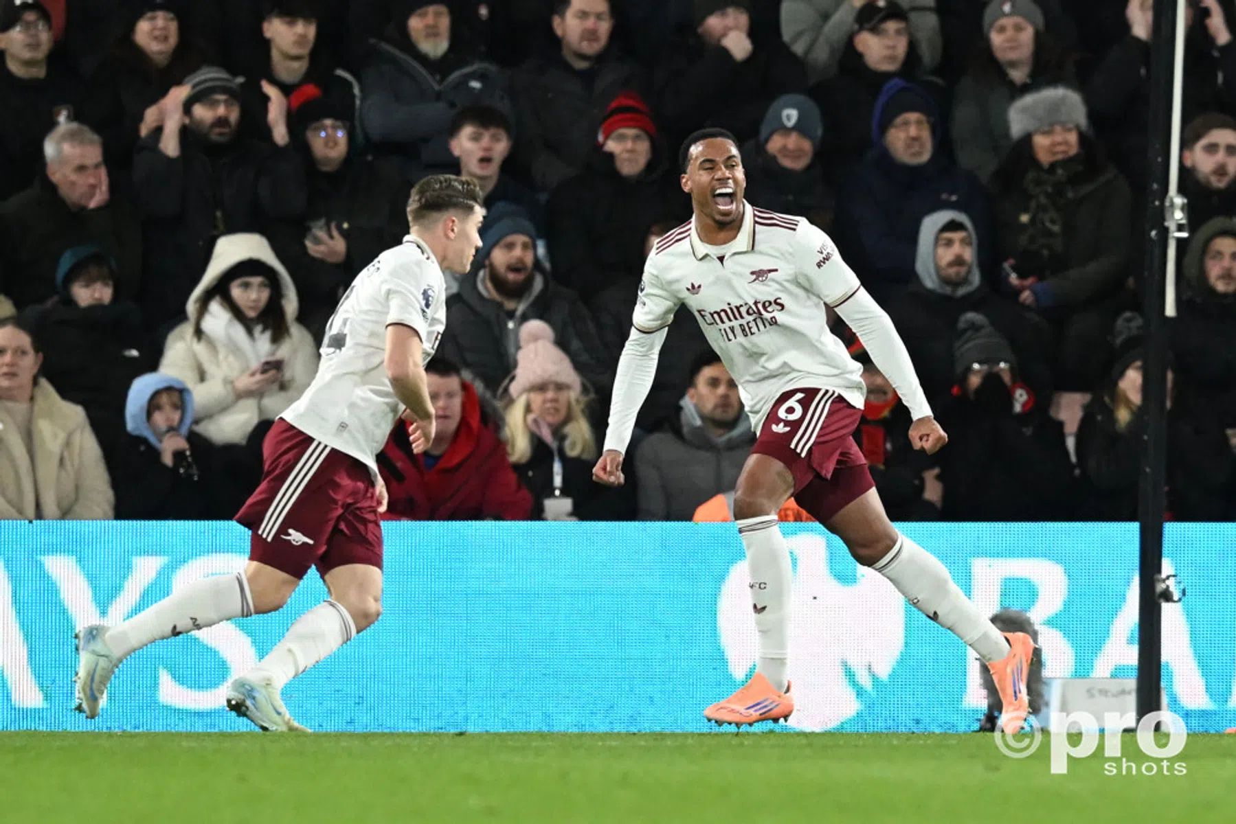 Stuntelende en scorende Gabriel heeft hoofdrol bij zege Arsenal