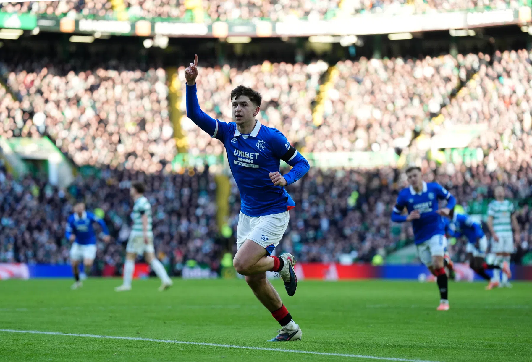 Veerkrachtig Rangers deelt flinke tik uit aan aartsrivaal in Old Firm