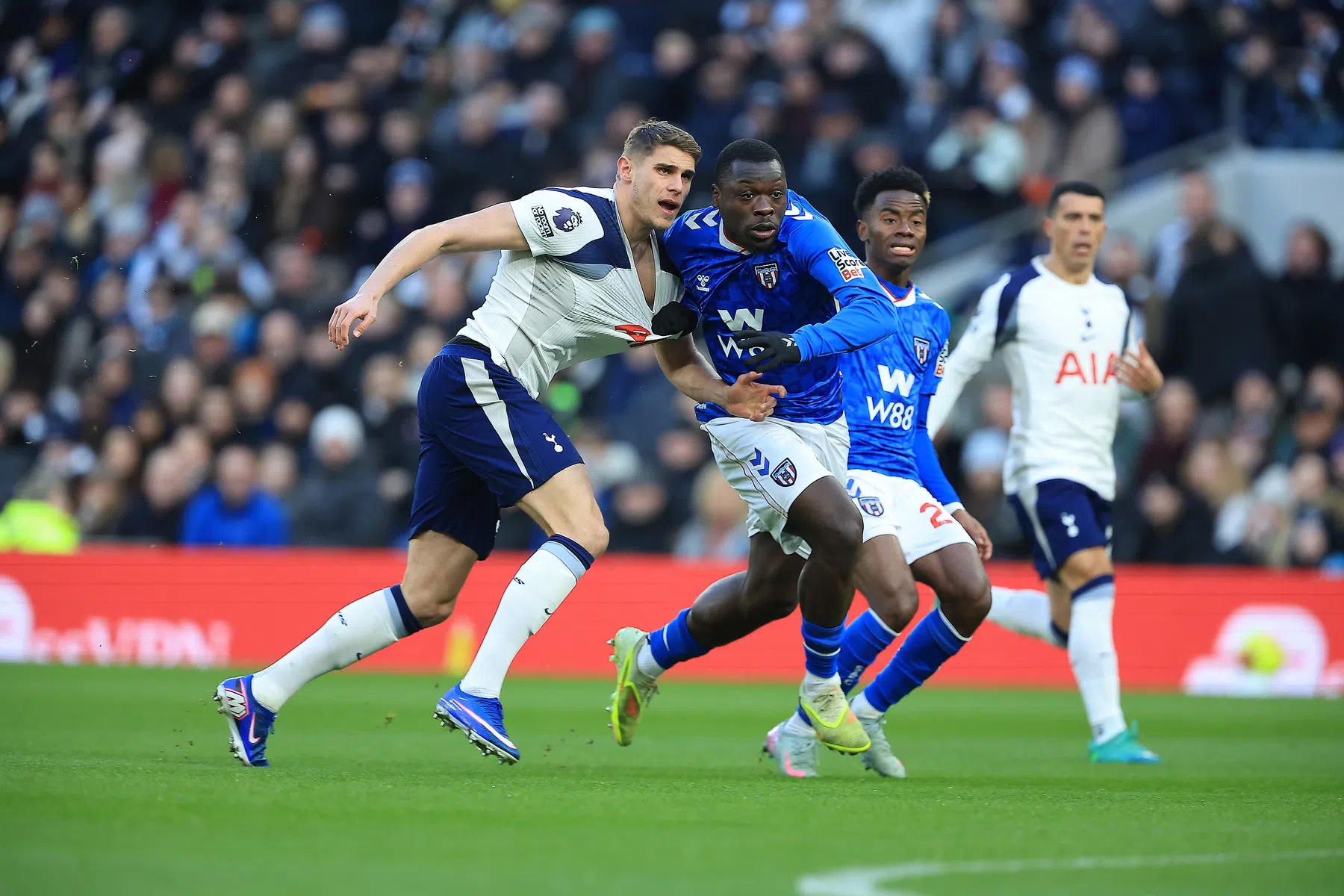 Van de Ven en scorende Brobbey belangrijk voor Spurs en Sunderland