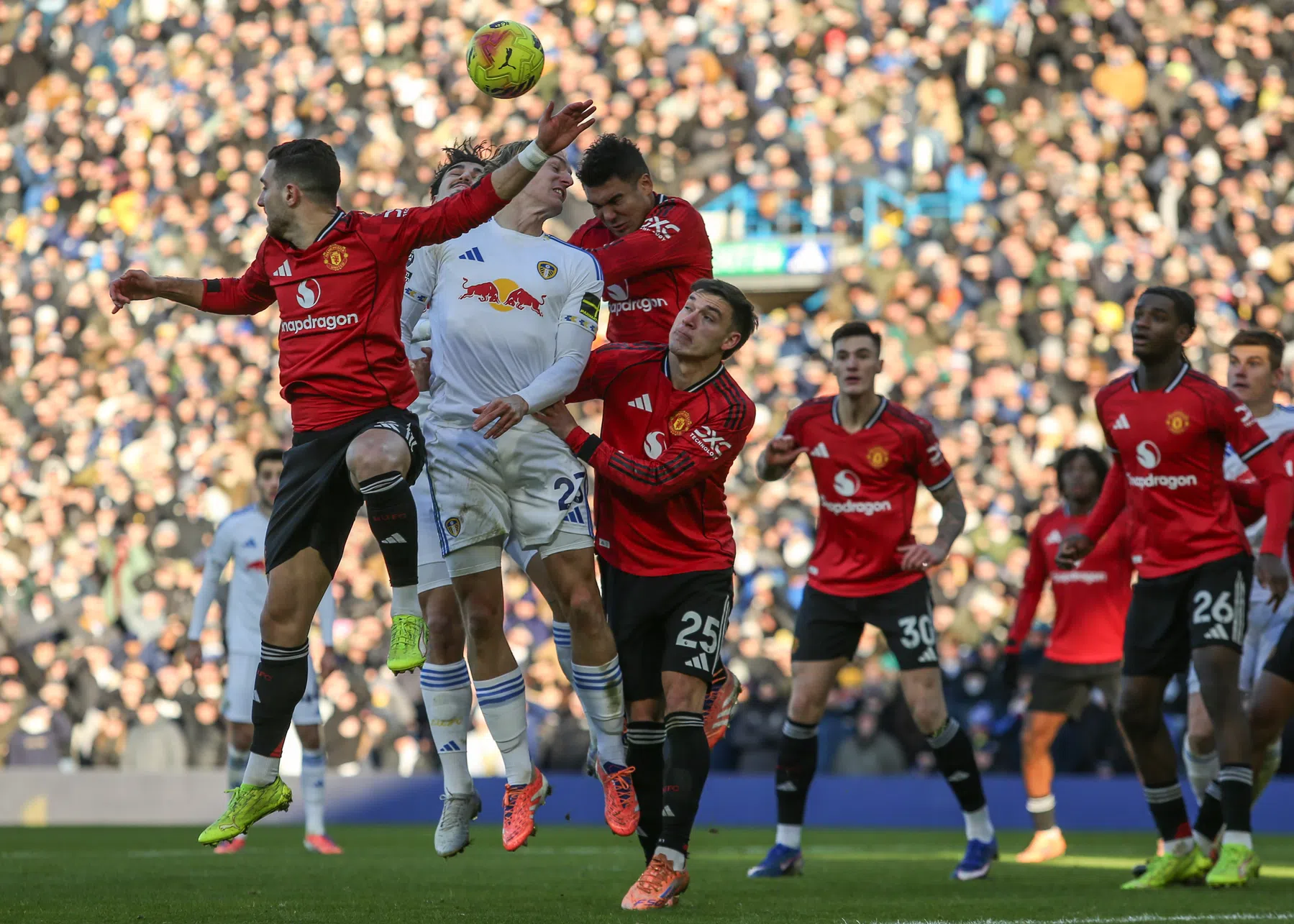 Manchester United verspeelt weer punten ondanks assist Zirkzee