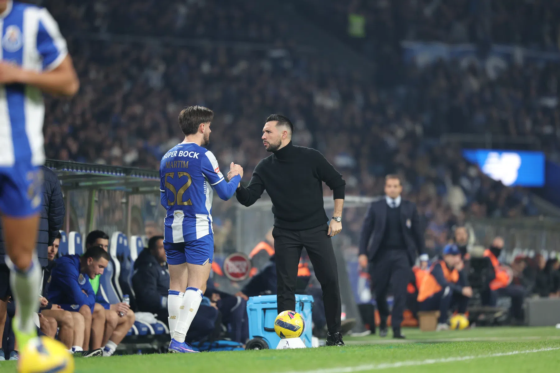 Farioli verklaart aanpak bij Porto: 'Dat waarderen spelers meer dan een klopje'