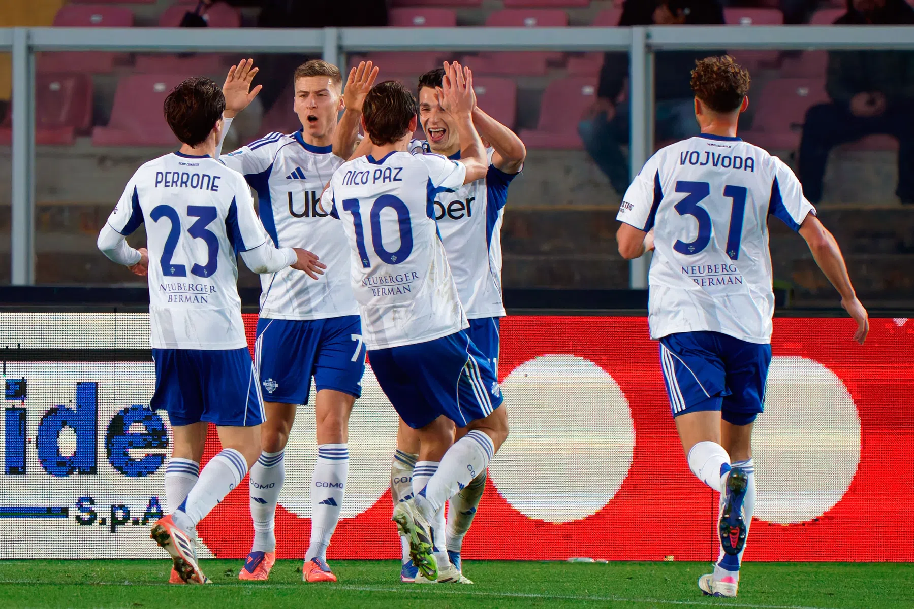 Como meldt zich bij de Champions League-plekken dankzij dubbelslag Douvikas