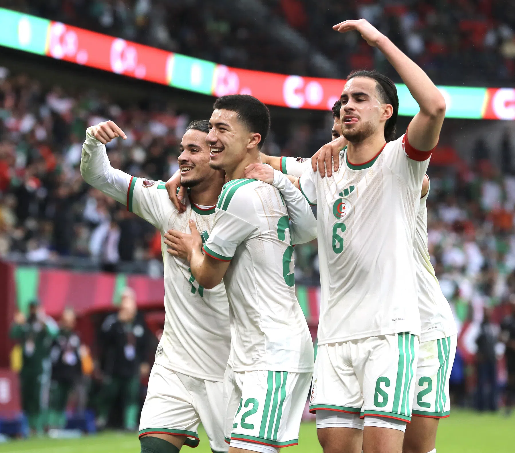 Zerrouki langs de lijn geïnstrueerd door Mahrez: 'Dat is leiderschapsgeest'