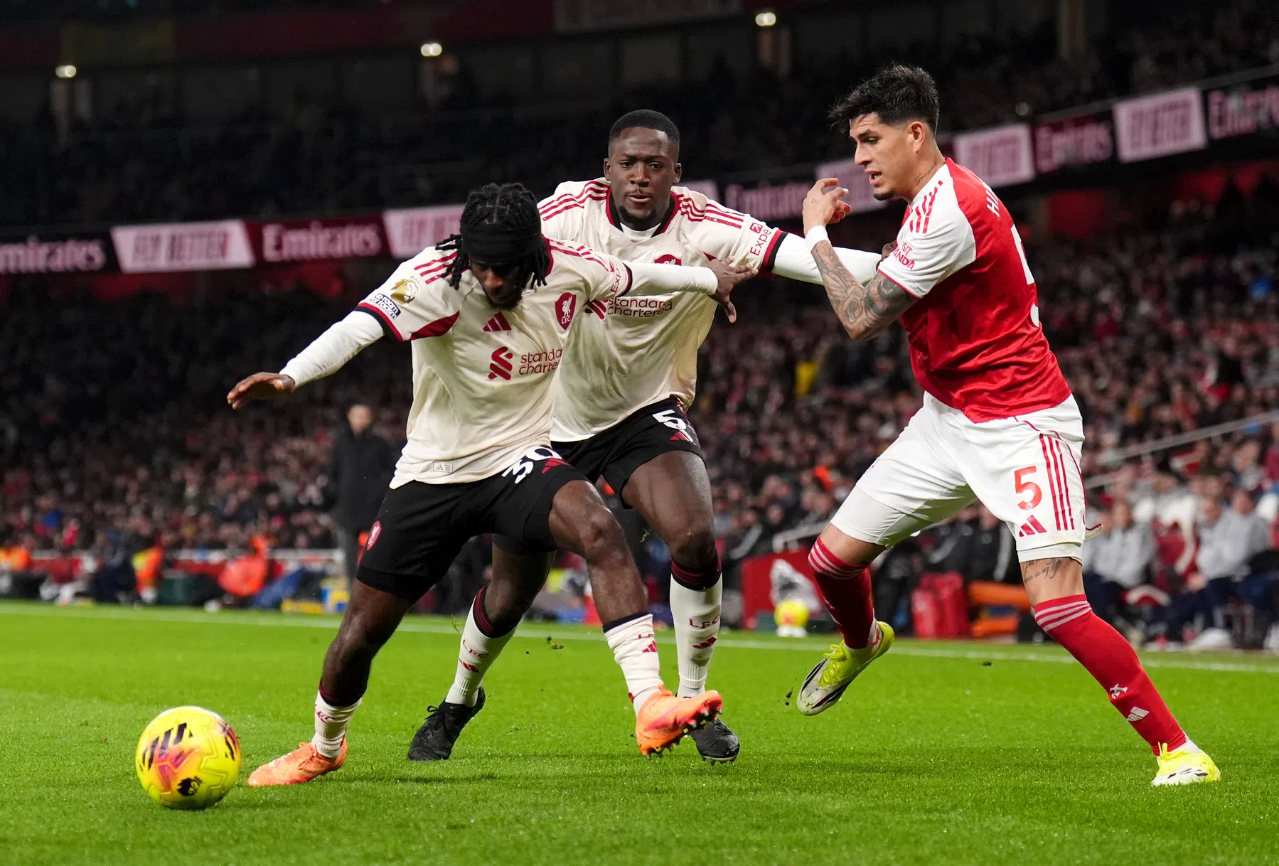 Liverpool houdt Engelse titelrace spannend met gelijkspel bij Arsenal