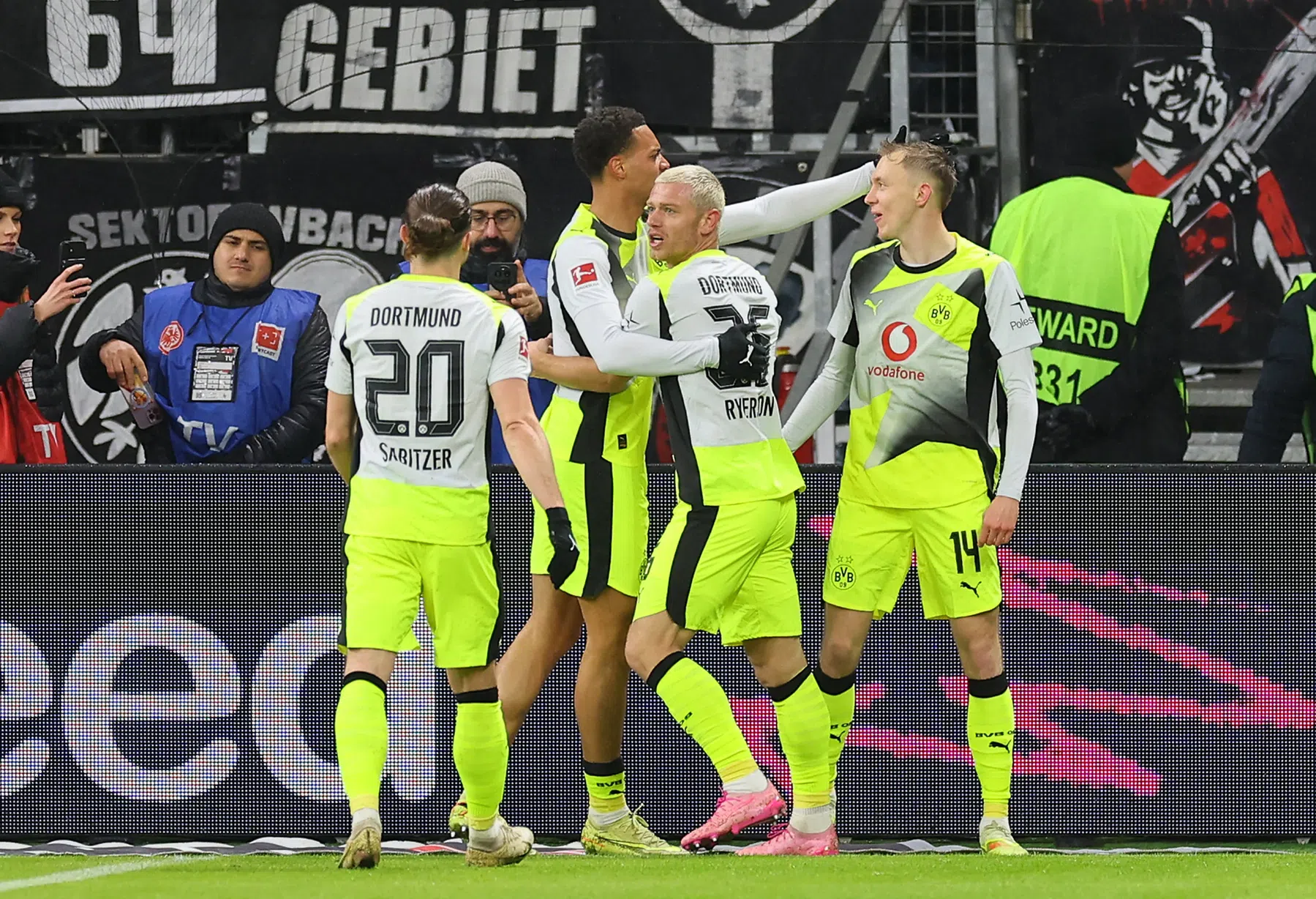 Dortmund geeft Bayern kans verder uit te lopen na spectaculaire pot