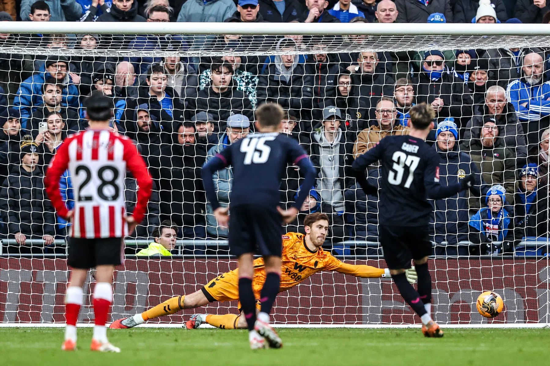 Penaltykiller Roefs redt Sunderland van vroege FA Cup-exit