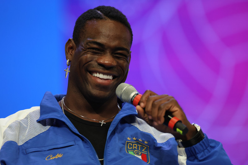 Balotelli lachend op weg naar het Midden-Oosten voor nieuw avontuur