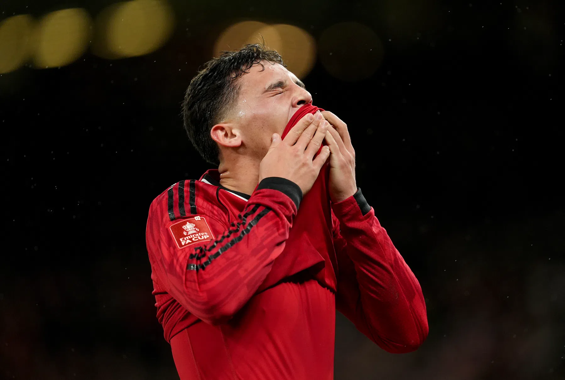 Lacey (18) krijgt 'belachelijke' rode kaart tijdens eerste minuten op Old Trafford