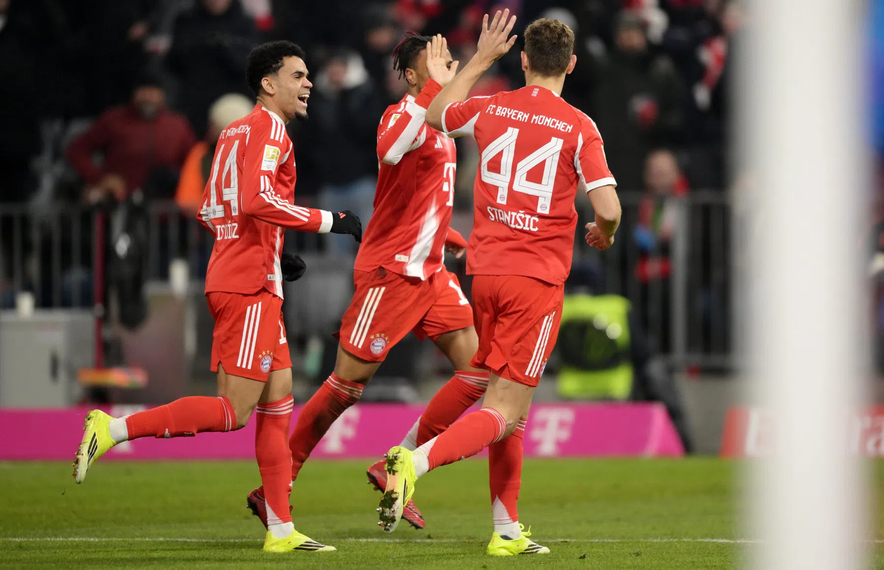 Bayern verpulvert Wolfsburg dankzij swingend buitenspelersduo