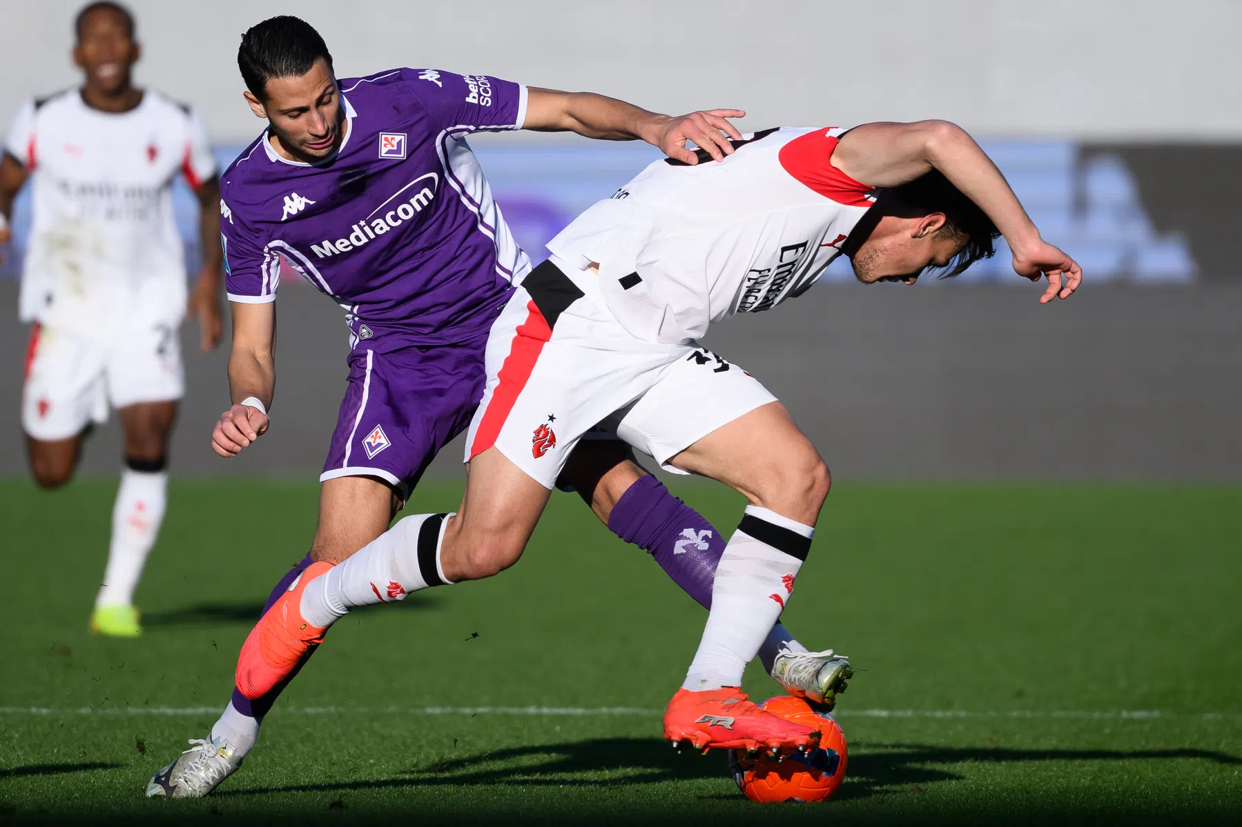 Milan ontsnapt in blessuretijd aan dure nederlaag bij Fiorentina