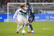 Van Hooijdonk kraakt Ajax-invallers: 'Ik zou hem bij zijn strot pakken'