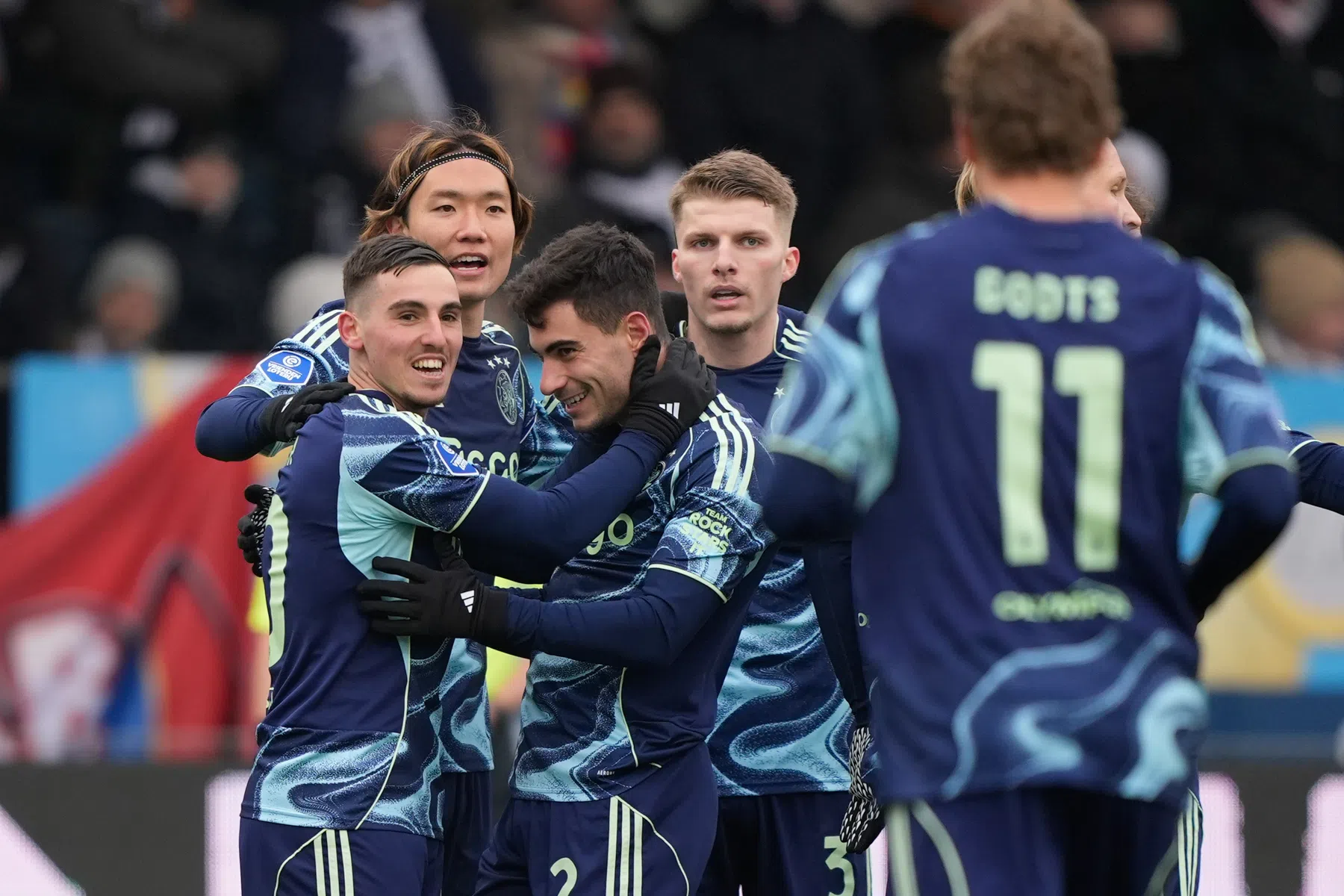 Ajax zet Feyenoord verder onder druk ondanks spannende slotfase