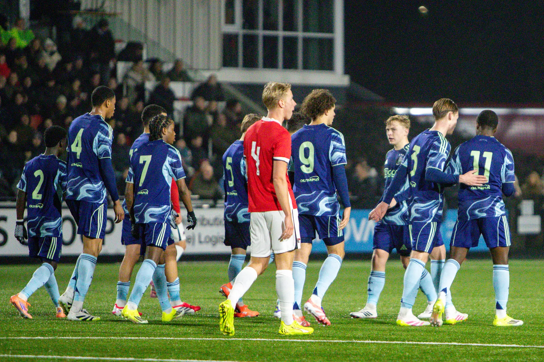Mazzelend Jong Ajax stuurt Vitesse bij KKD-herstart terug naar laatste plek