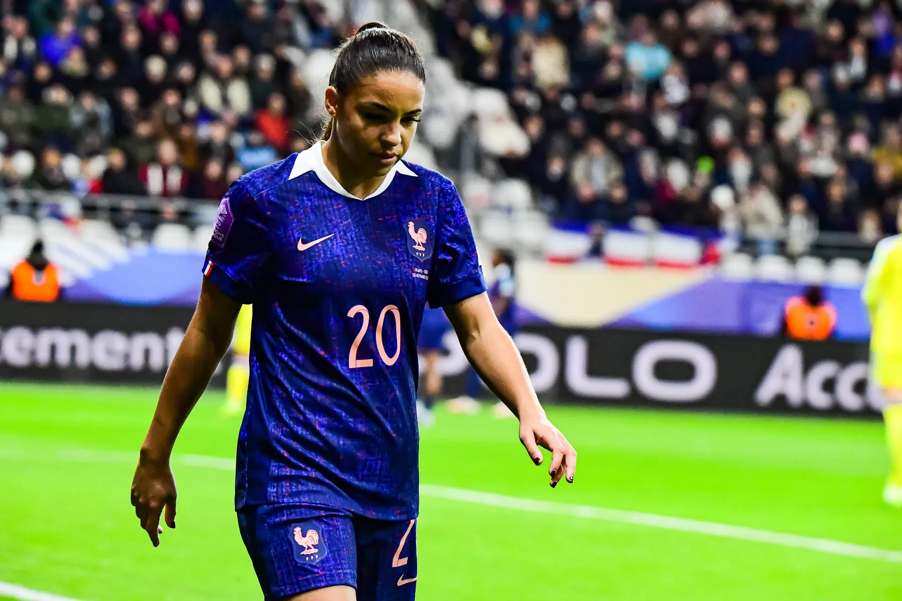 Voetbalster ziet debuut in het water vallen door oorbel: 'Kinderlijke fout'