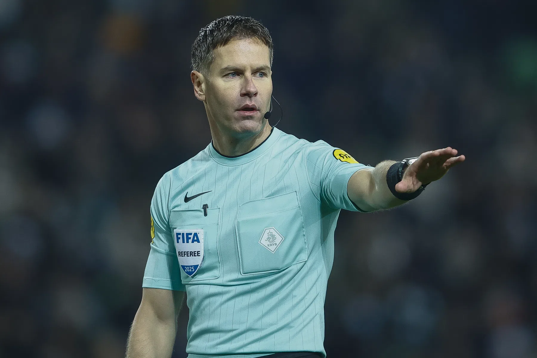 Makkelie fluit Rotterdamse derby in De Kuip, KKD-topper voor Hensgens