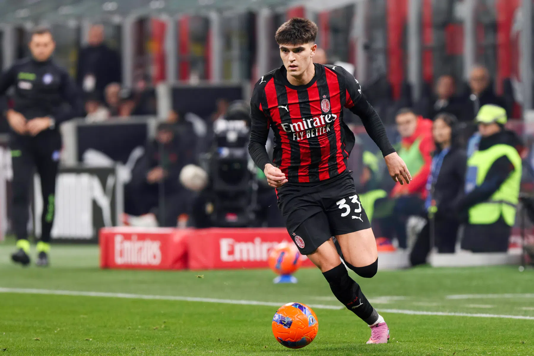 De jonge back die bij AC Milan in de voetsporen treedt van Maldini