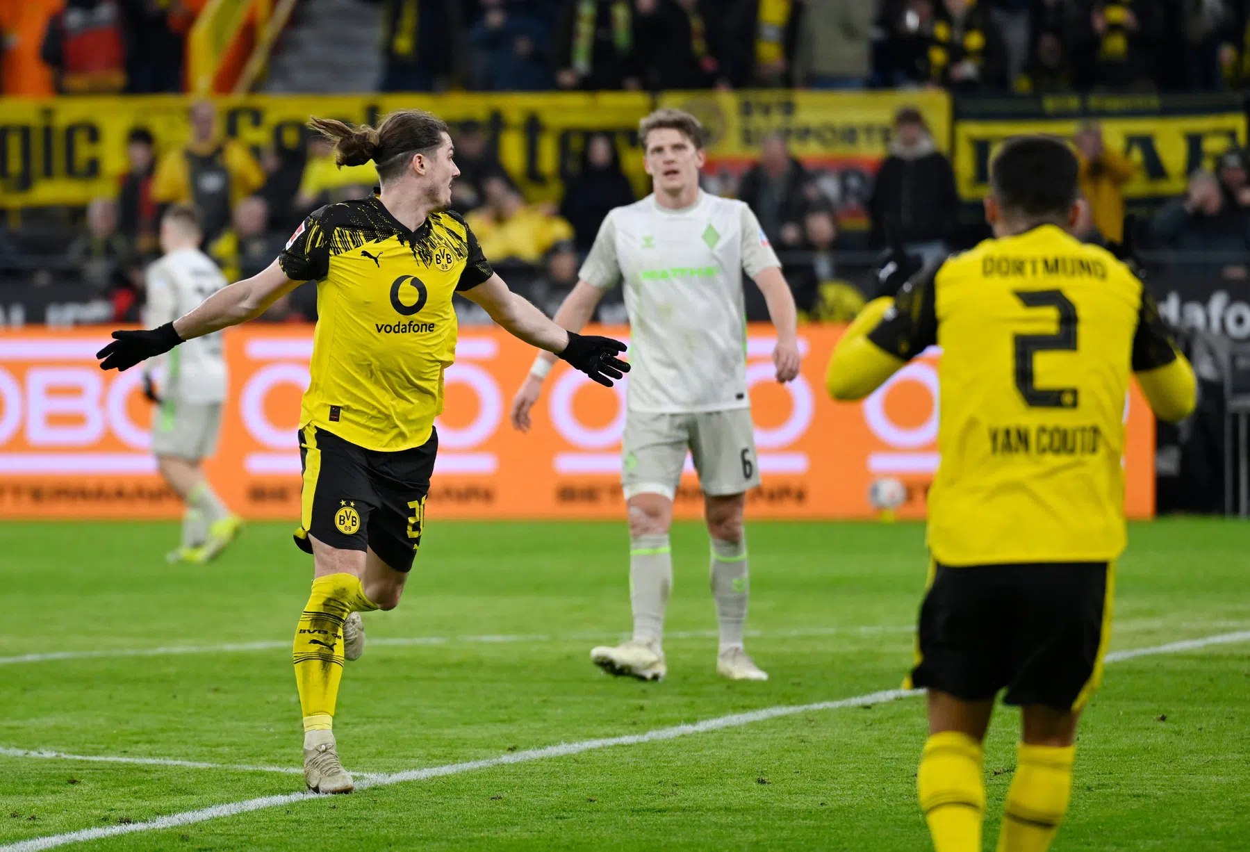 Dortmund doet sollicitatie naar best of the rest met doordeweekse zege