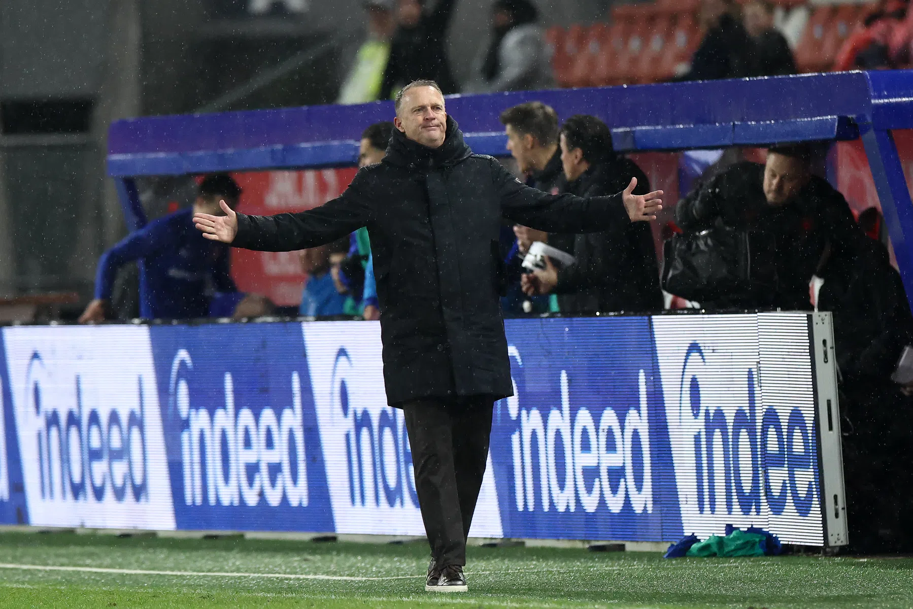 Van den Brom draaide wedstrijd om met beelden: 'Geloof niet in schreeuwen'