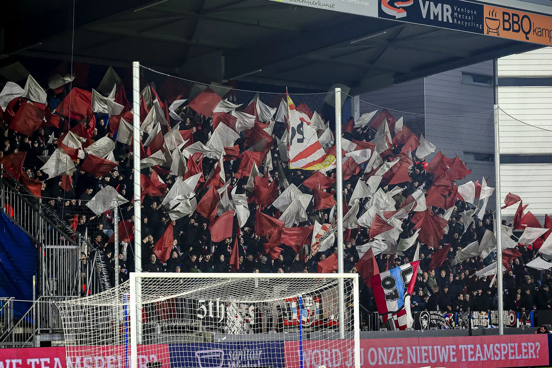 Respectvolle uitfans van PSV juichen pas na eerbetoon FC Den Bosch