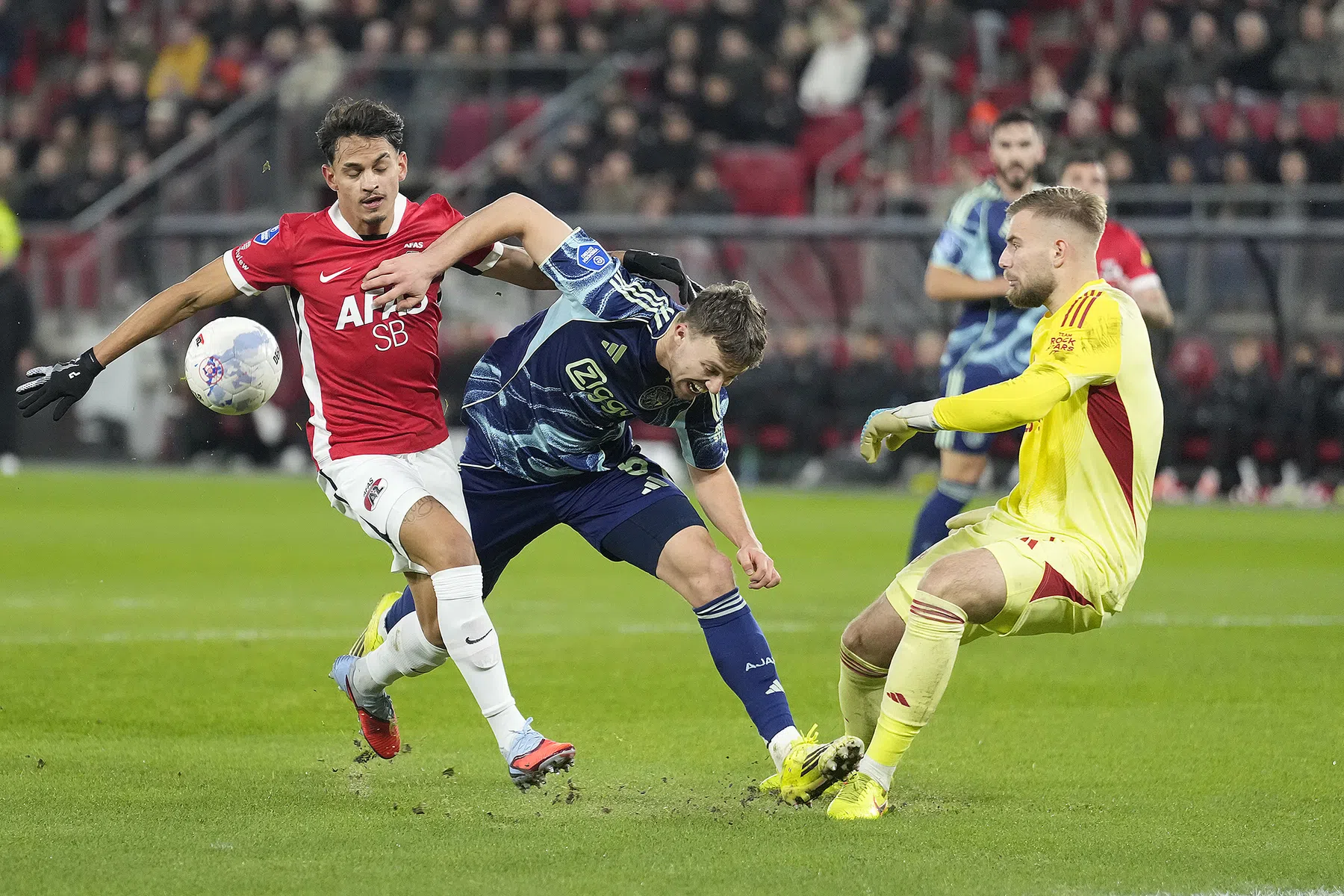 Regeer wil meegereisde Ajax-fans vergoeden na historische nederlaag in Alkmaar