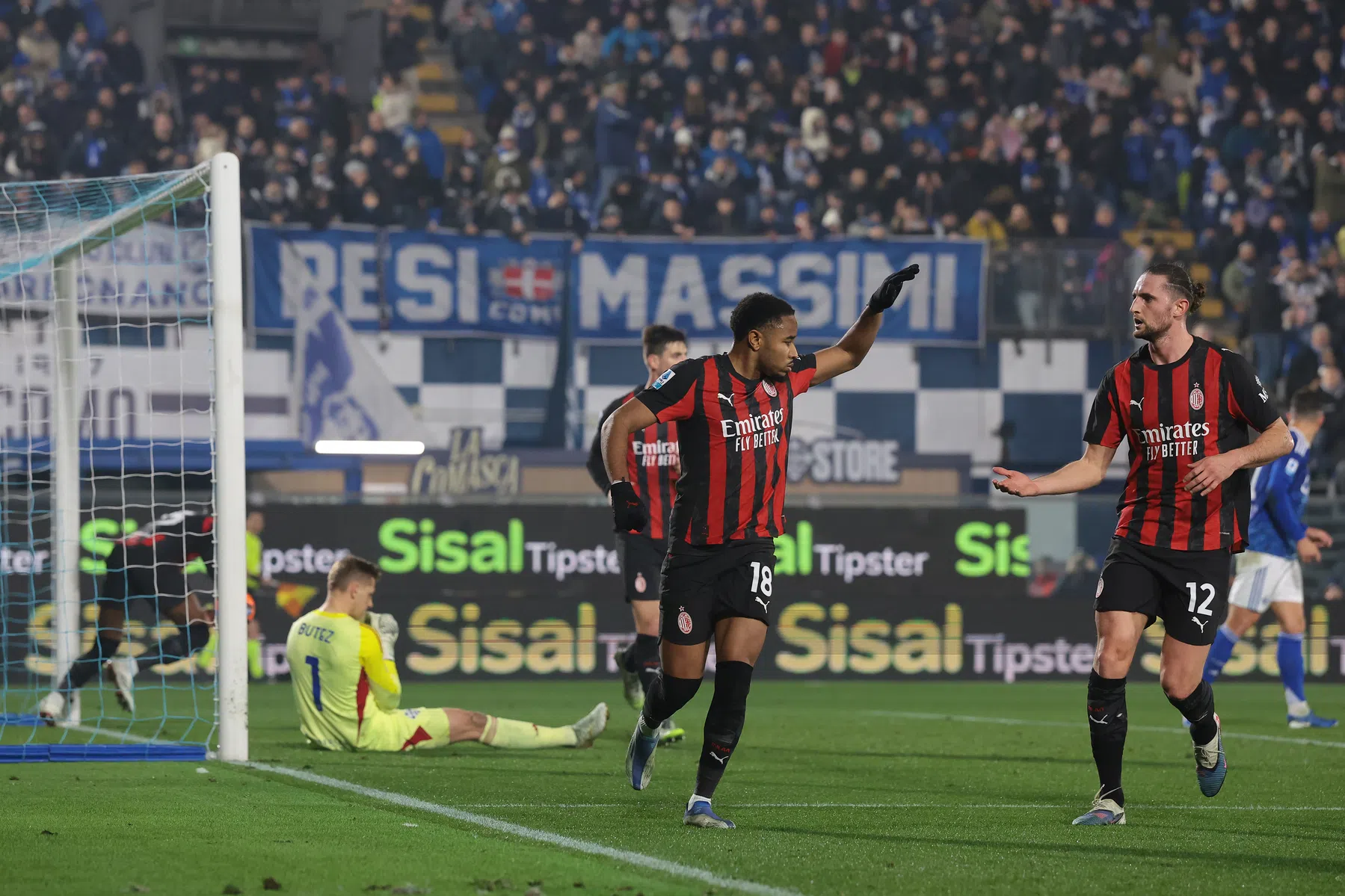 AC Milan dient Como eerste thuisnederlaag van het seizoen toe