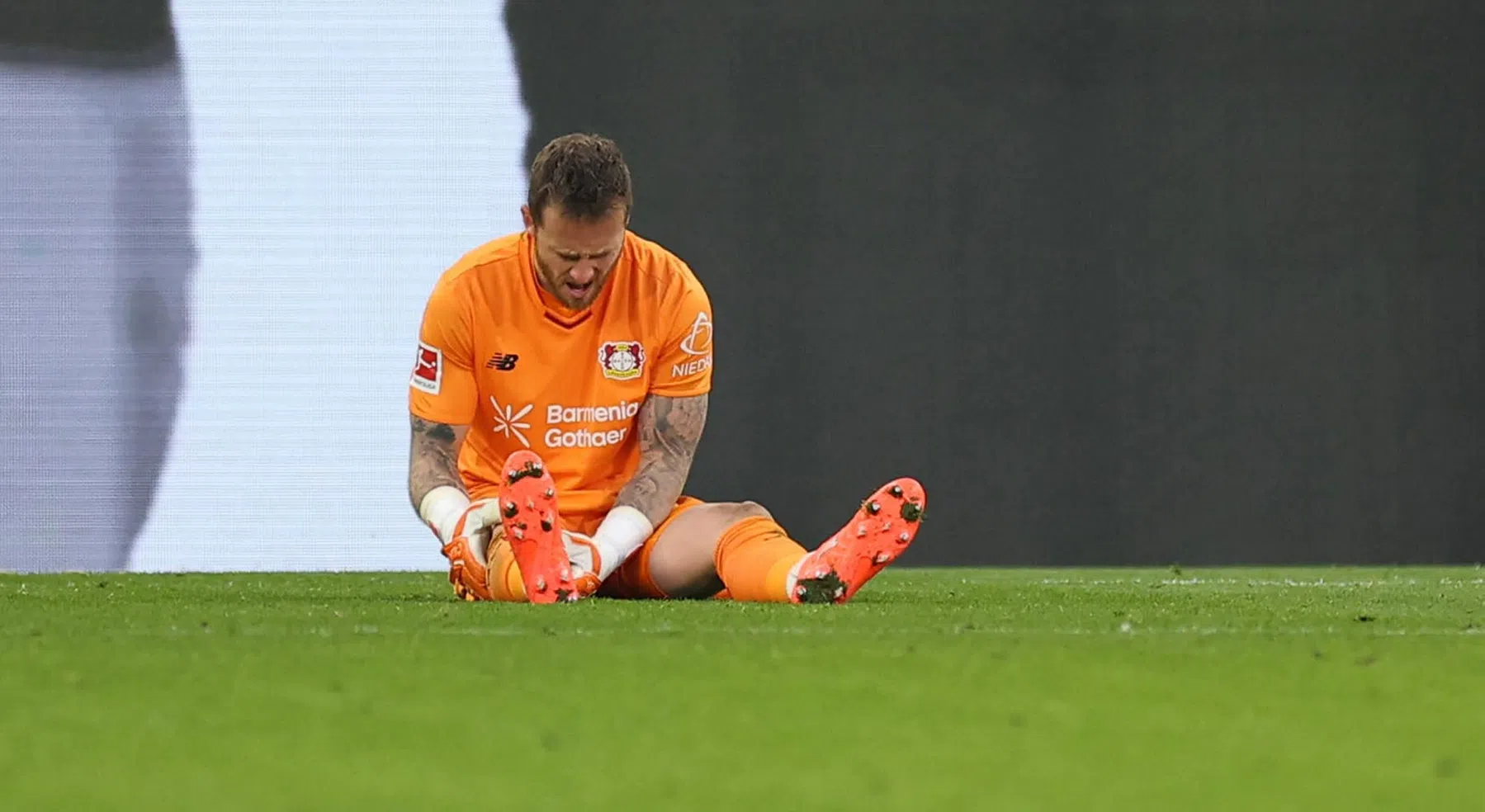 Leverkusen maakt zich zorgen om blessure Flekken: 'Het ziet er niet goed uit'