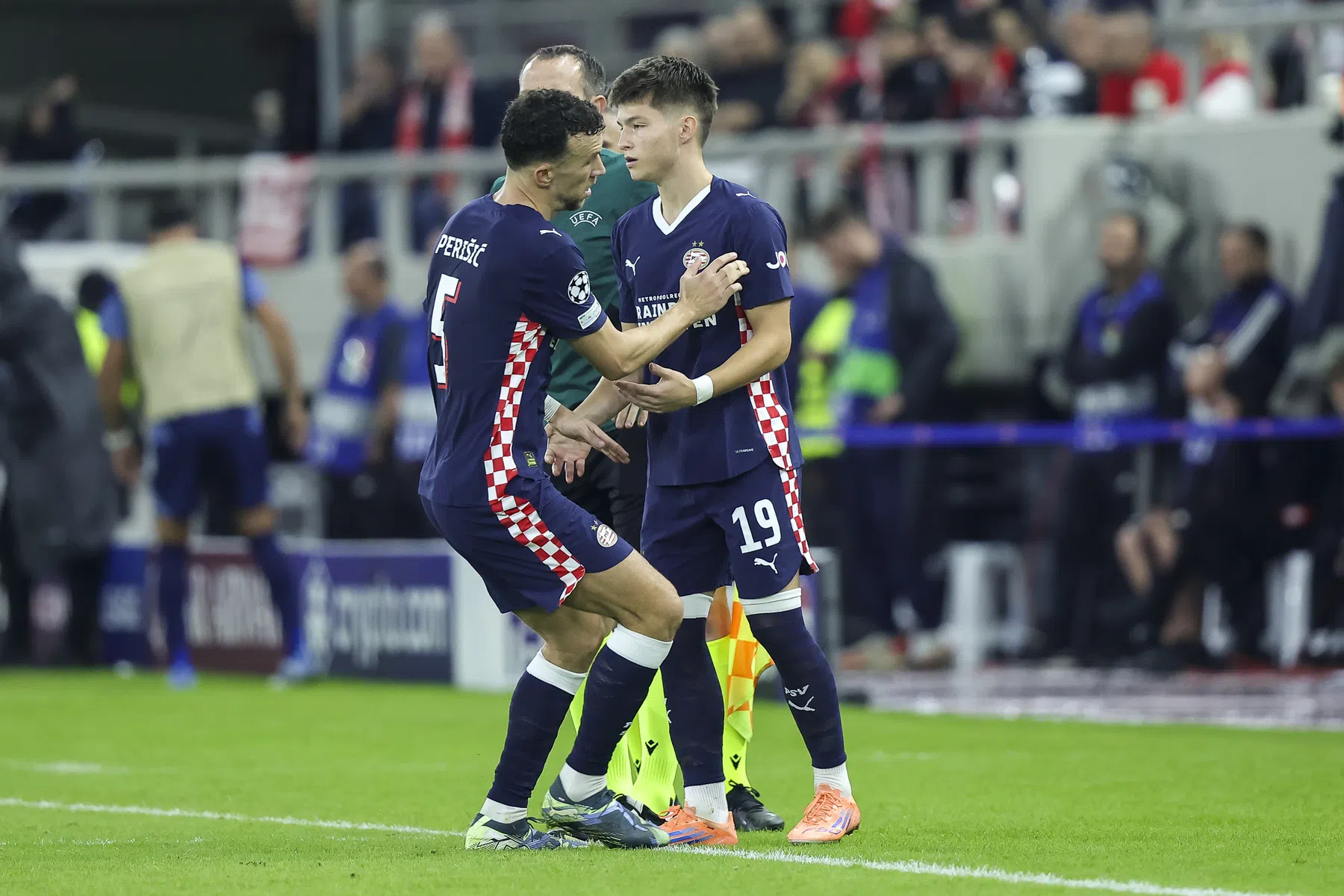 Bosz bespreekt positiewisselingen: 'Iemand wordt in de jeugd ergens neergezet'