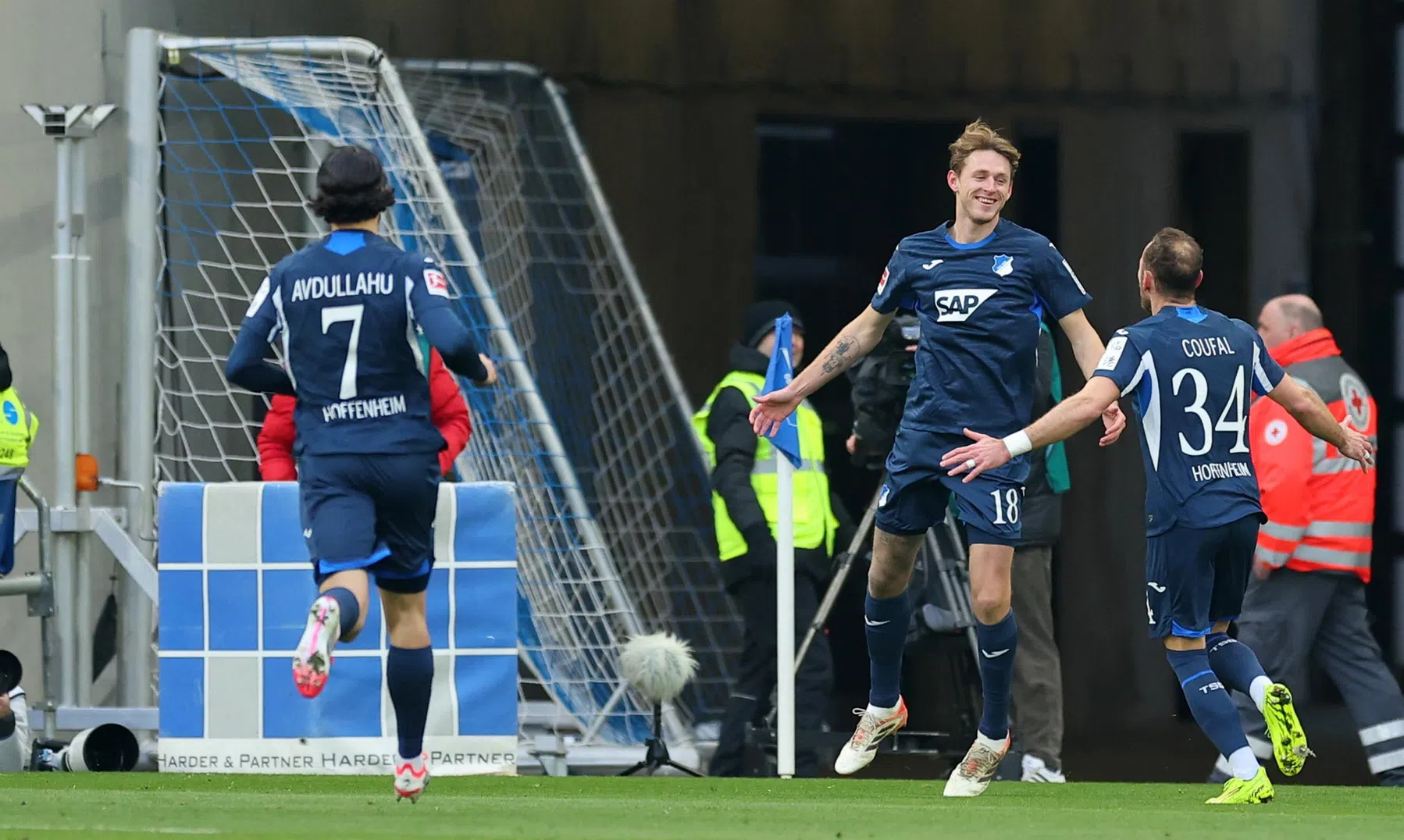 Dortmund wint op de valreep, Burger matchwinner met fraaie goal