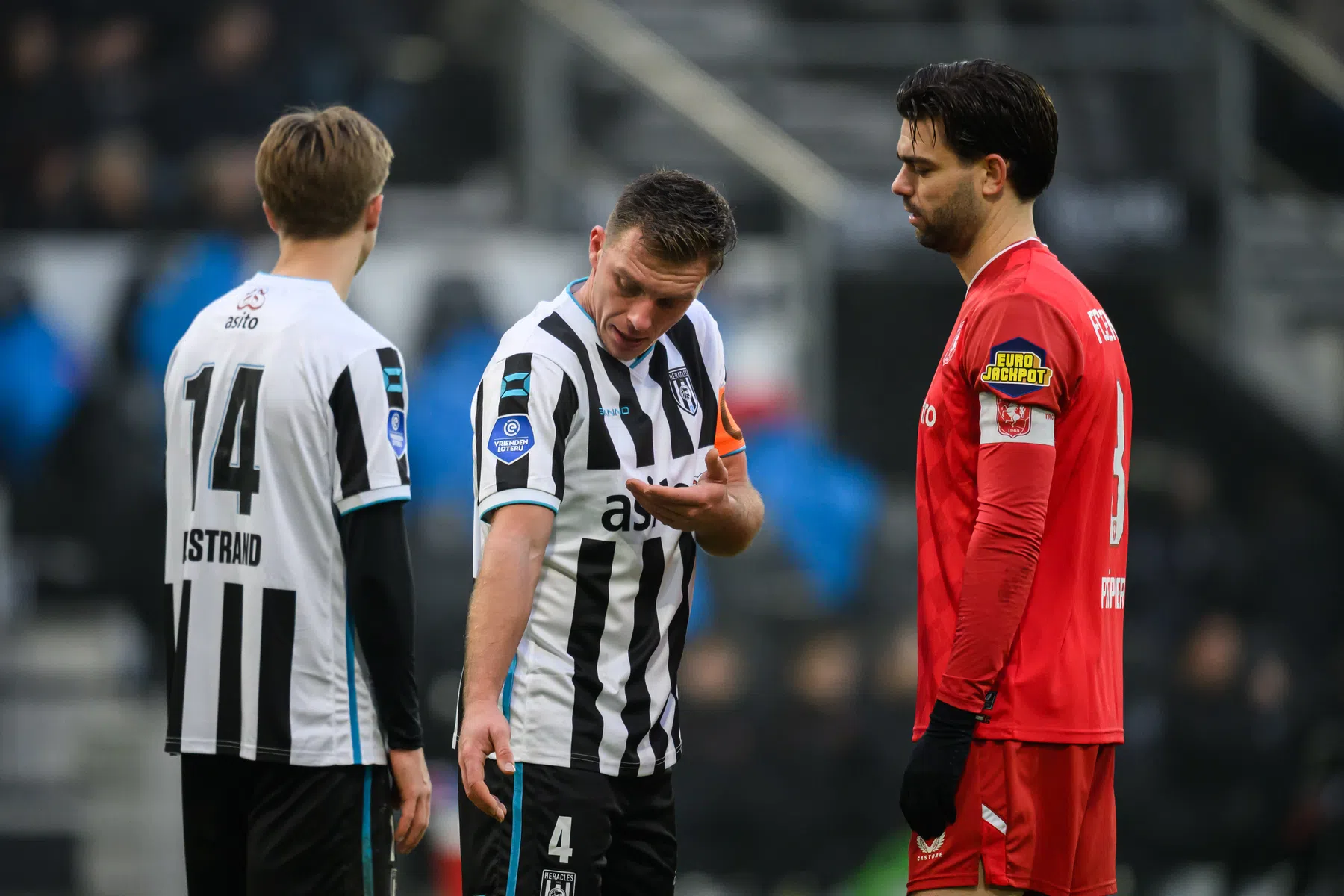 Mirani vol ongeloof over penalty: 'Misschien die regel aanpassen'