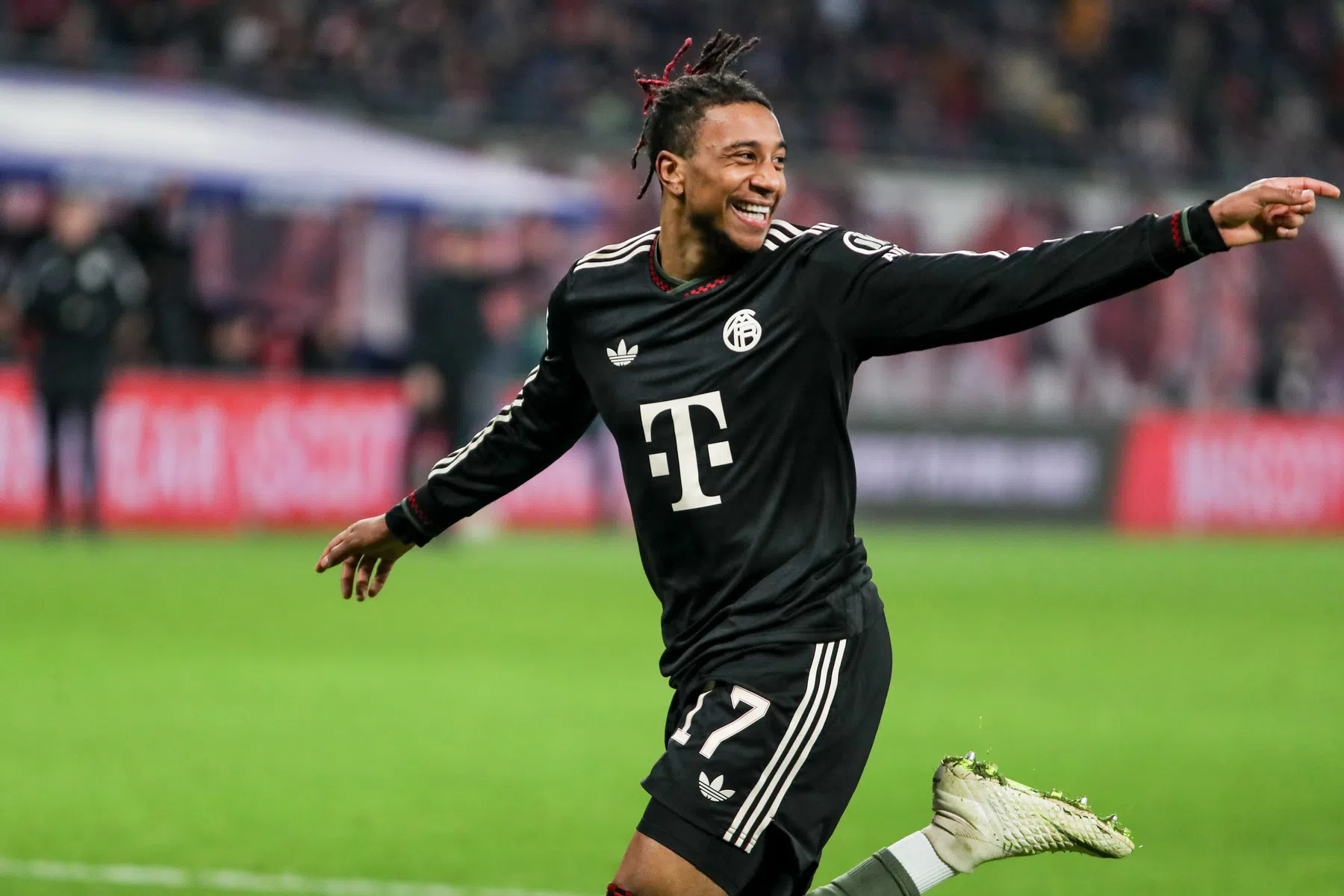 Olise in bloedvorm: aanvaller Bayern evenaart Ribéry met hattrick assists 