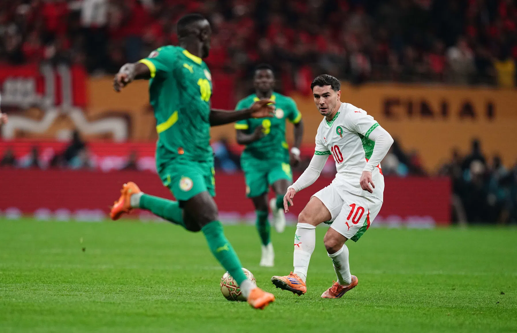 Boulahrouz kraakt Marokkaanse schlemiel: 'Daar moet je niet mee spelen, vriend'