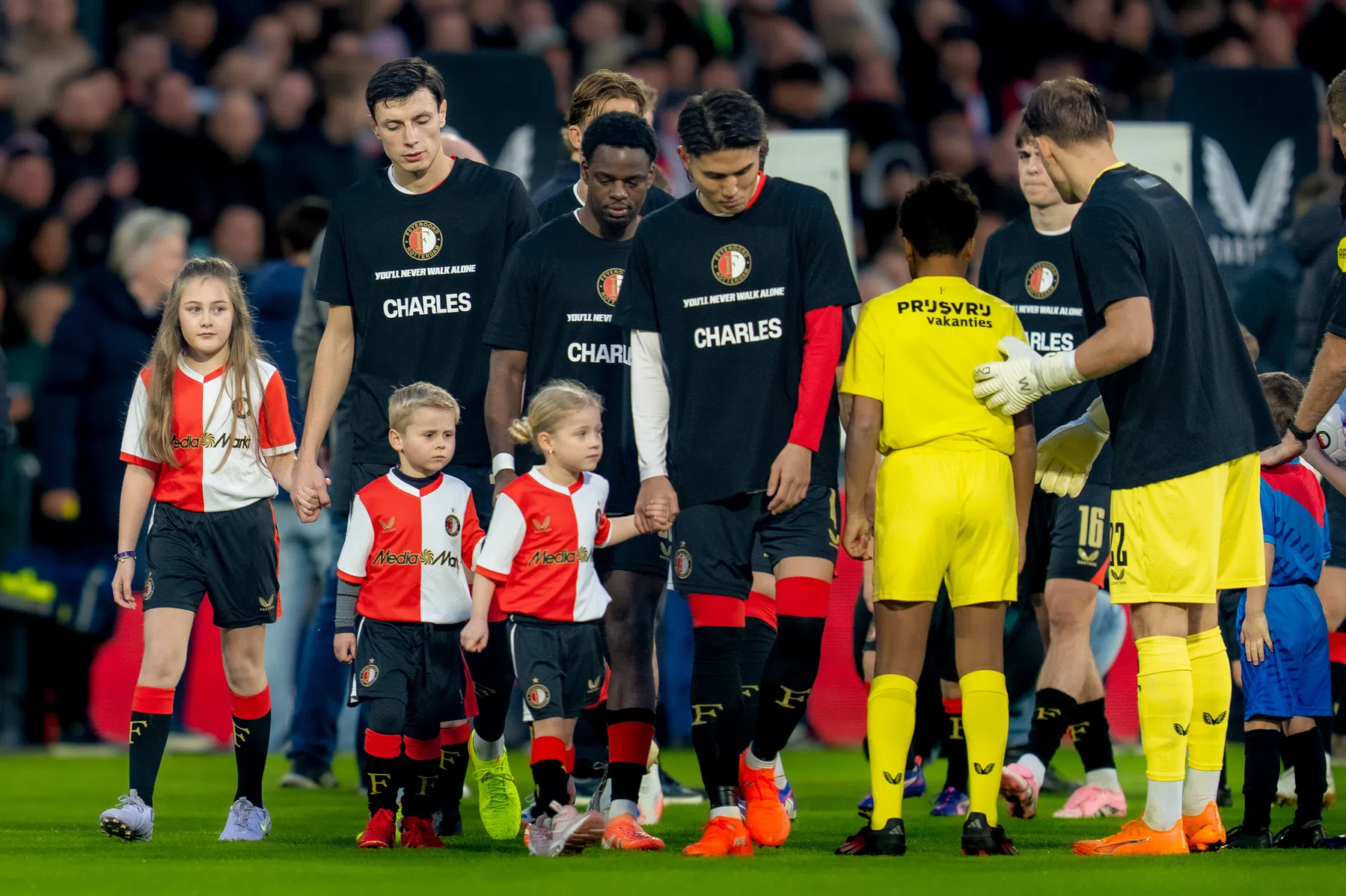 Feyenoorders staan voor derby stil bij overleden supporter