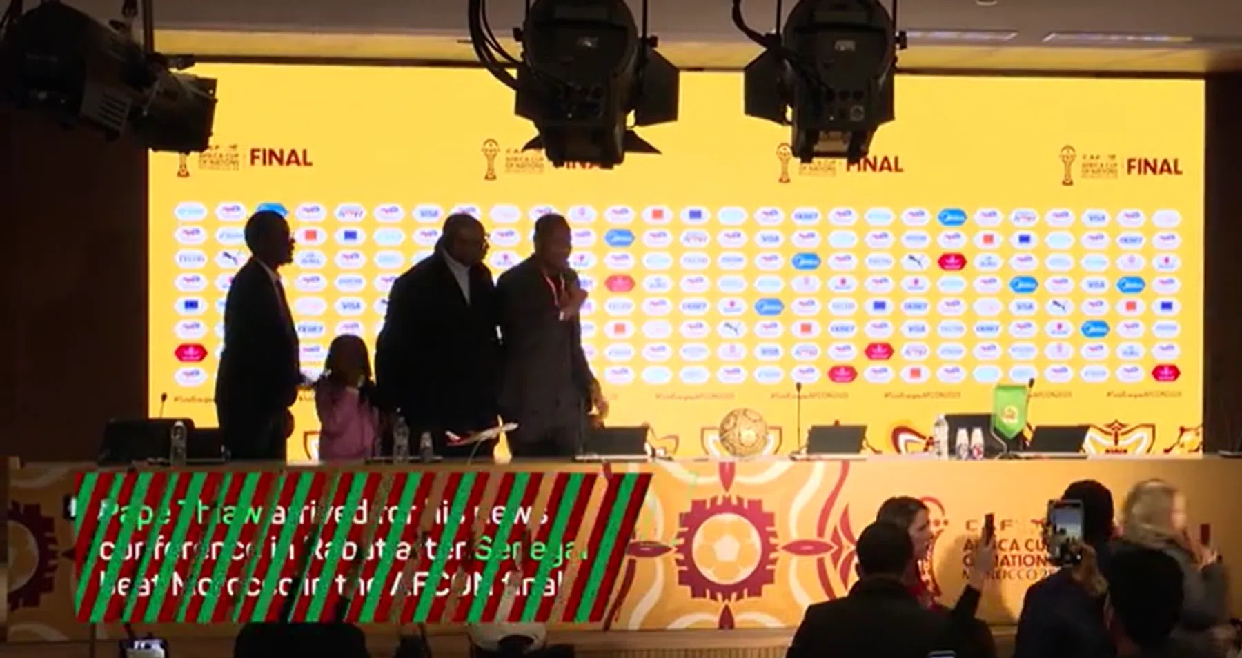 Persconferentie bondscoach Senegal afgebroken door onrust in perszaal